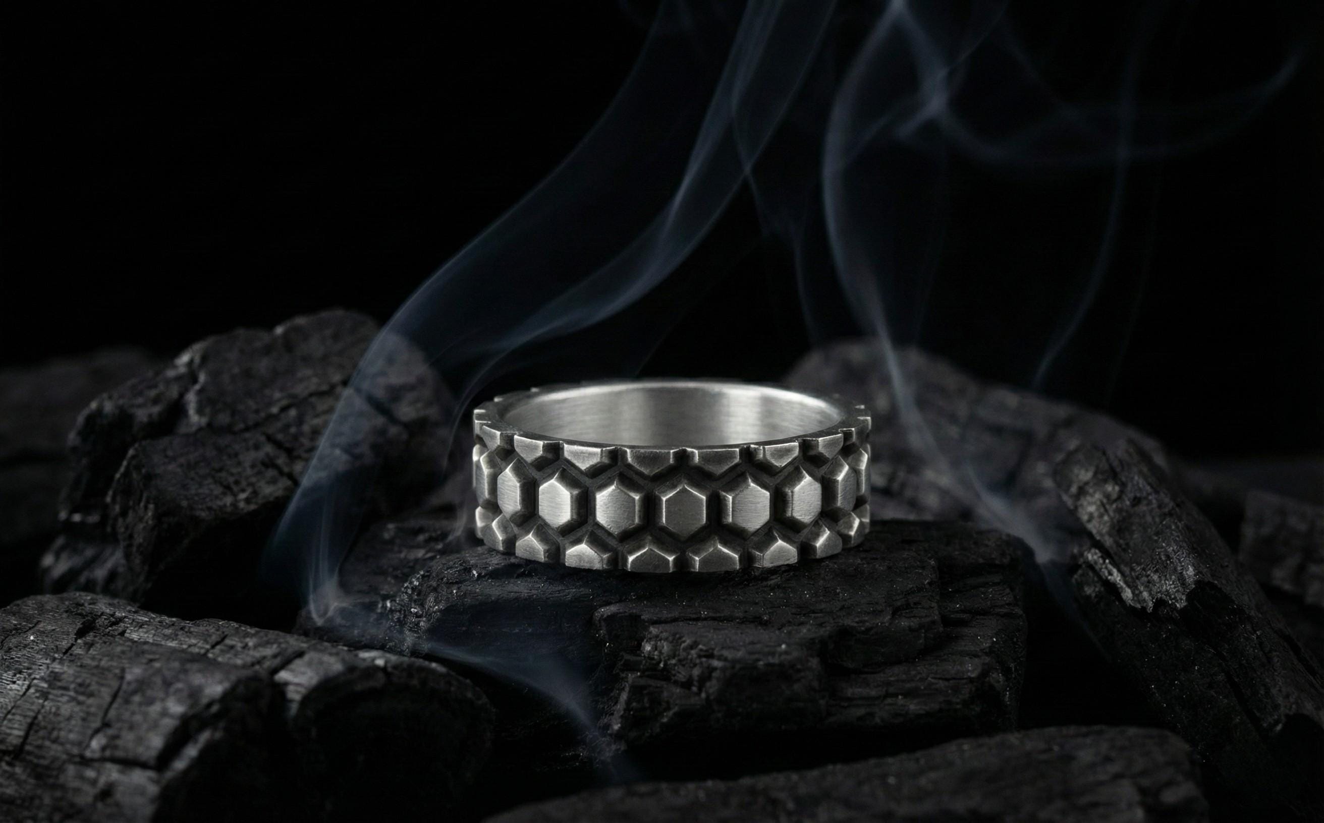 Sterlin Gümüşü Altıgen Yüzük – Unisex Geometrik Açılı Bant – Mat Doku Kaplama