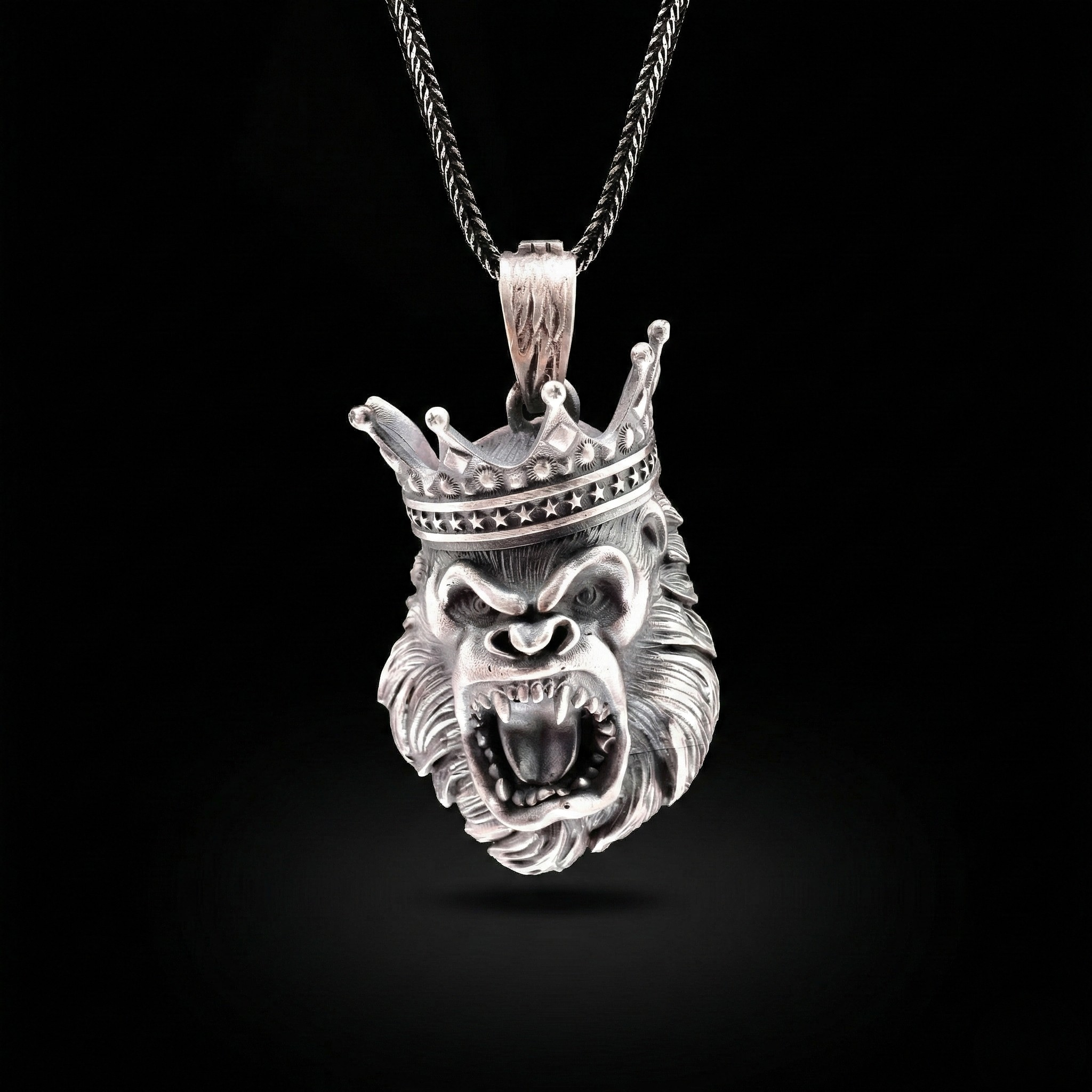 Goril Kolye: El Yapımı Oksitli 925 Ayar Gümüş Erkek Takısı