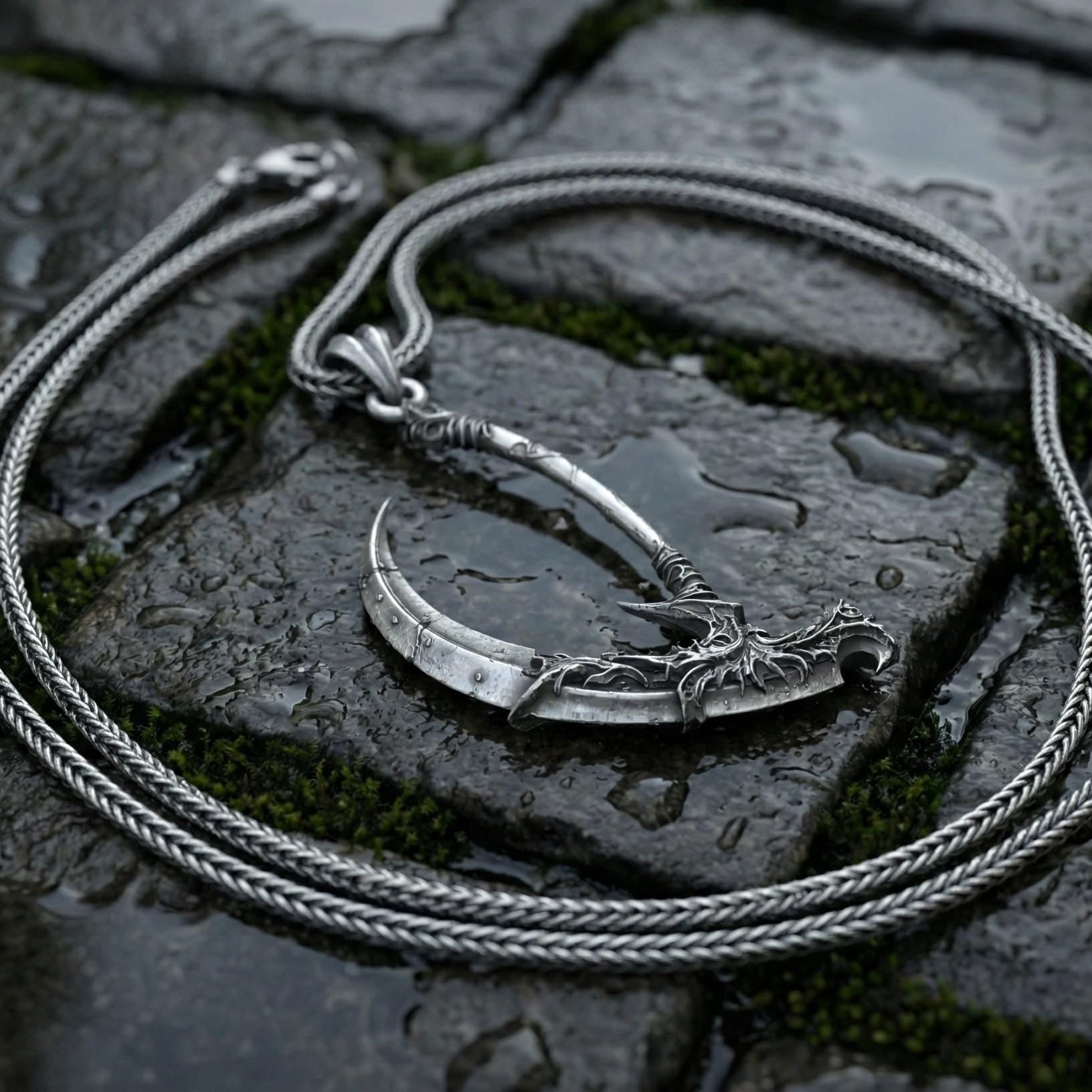 Oyma Desenli Ölüm Meleği Tırpanı Gümüş Kolye