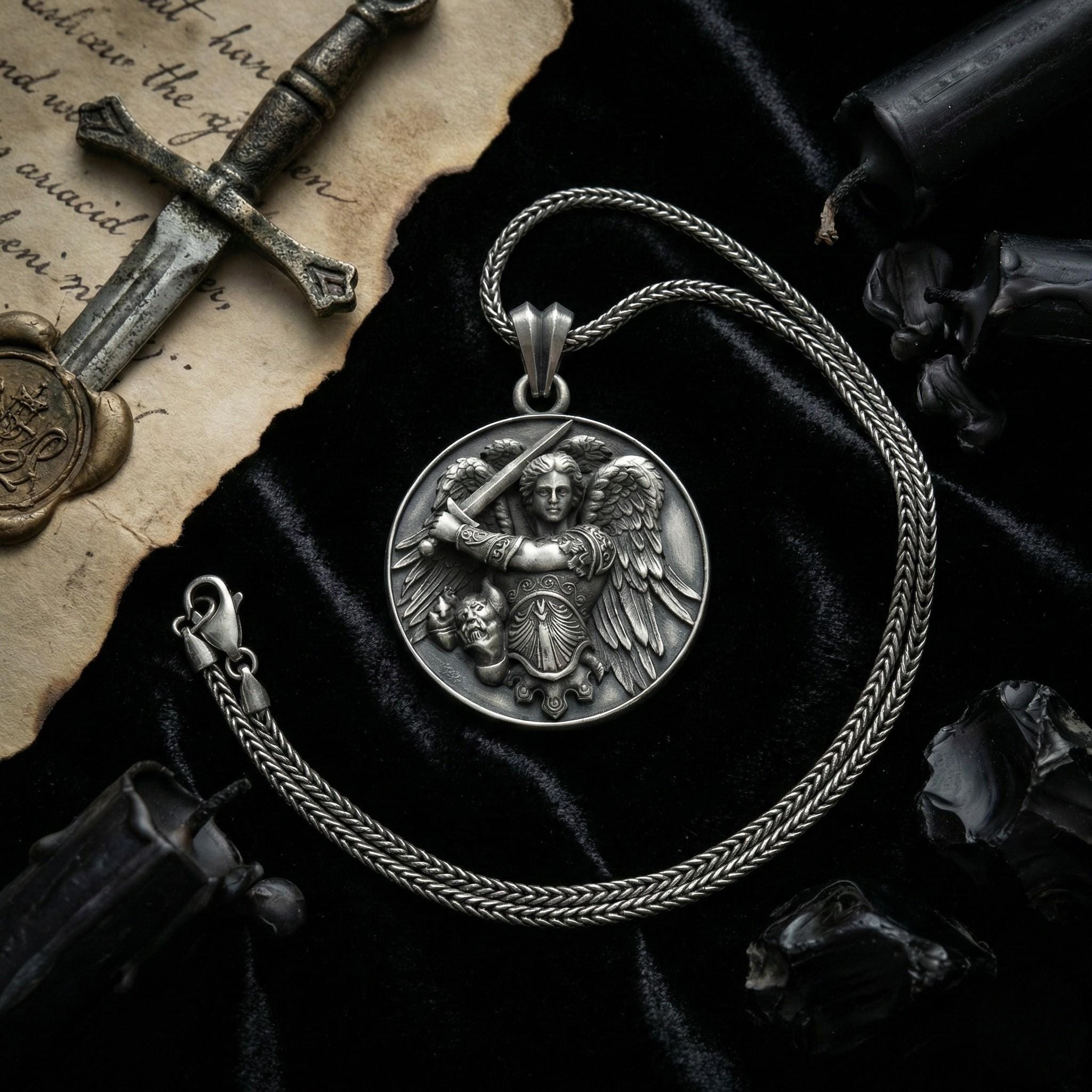 Başmelek Mikail Kolye Antik Gümüş Aziz Mikail Madalyası