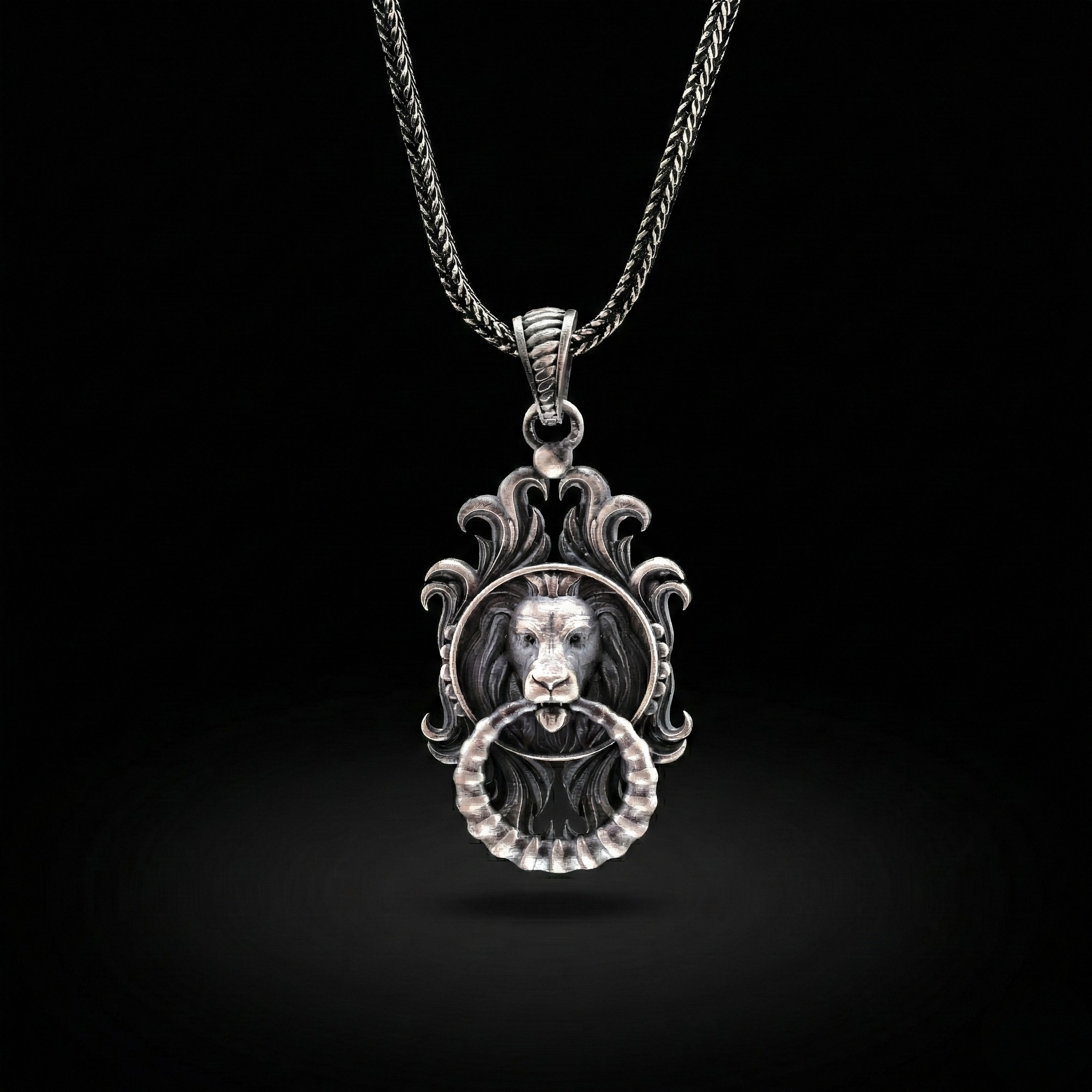 Gotik Aslan Kolye - El Yapımı Oksitli 925 Ayar Gümüş