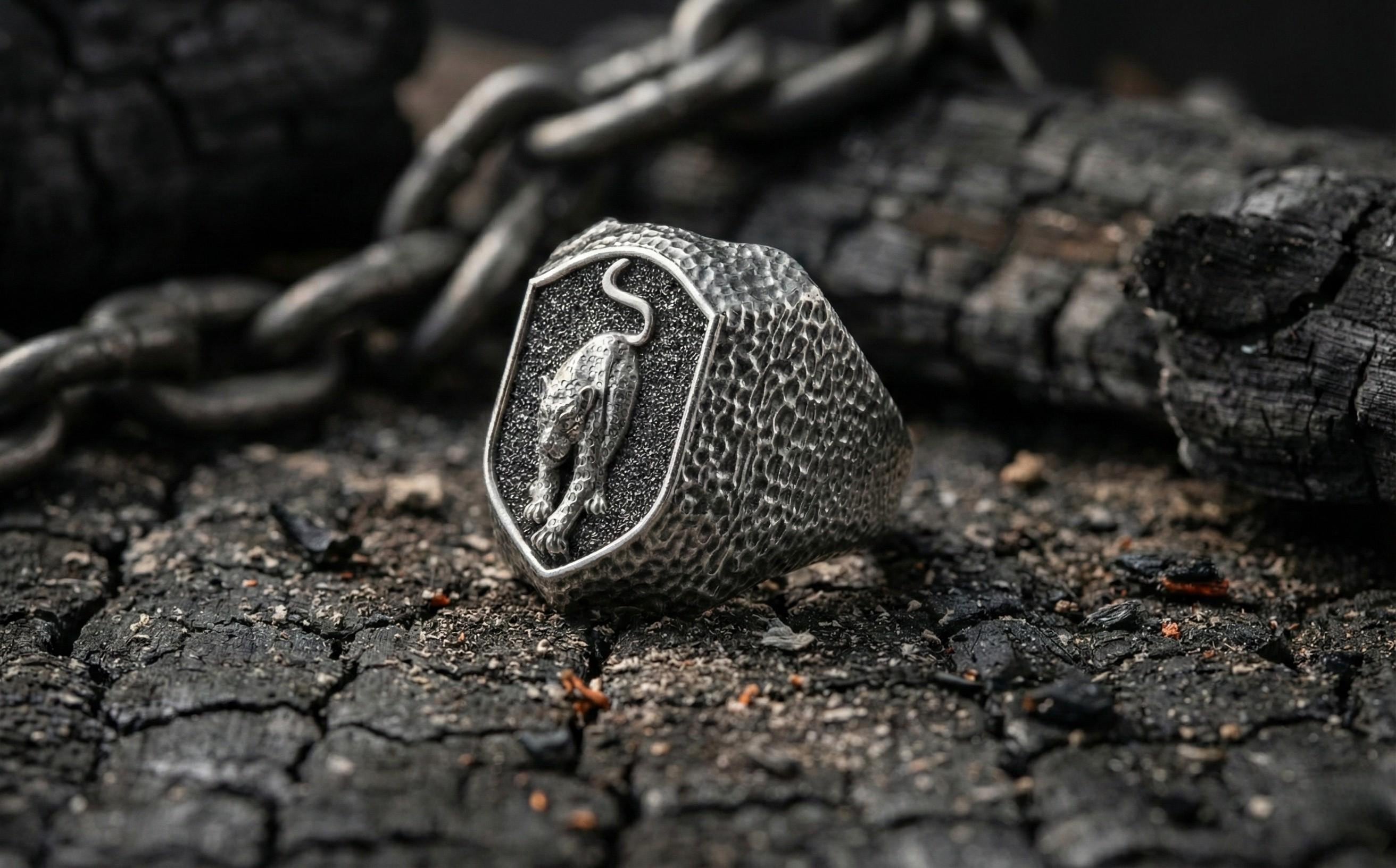 Dokulu Gümüş Panter Mühür Yüzüğü Dövme Kalkan Tasarımı