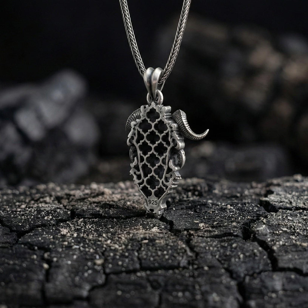 Boynuzlu Şeytan Kafatası Gümüş Kolye