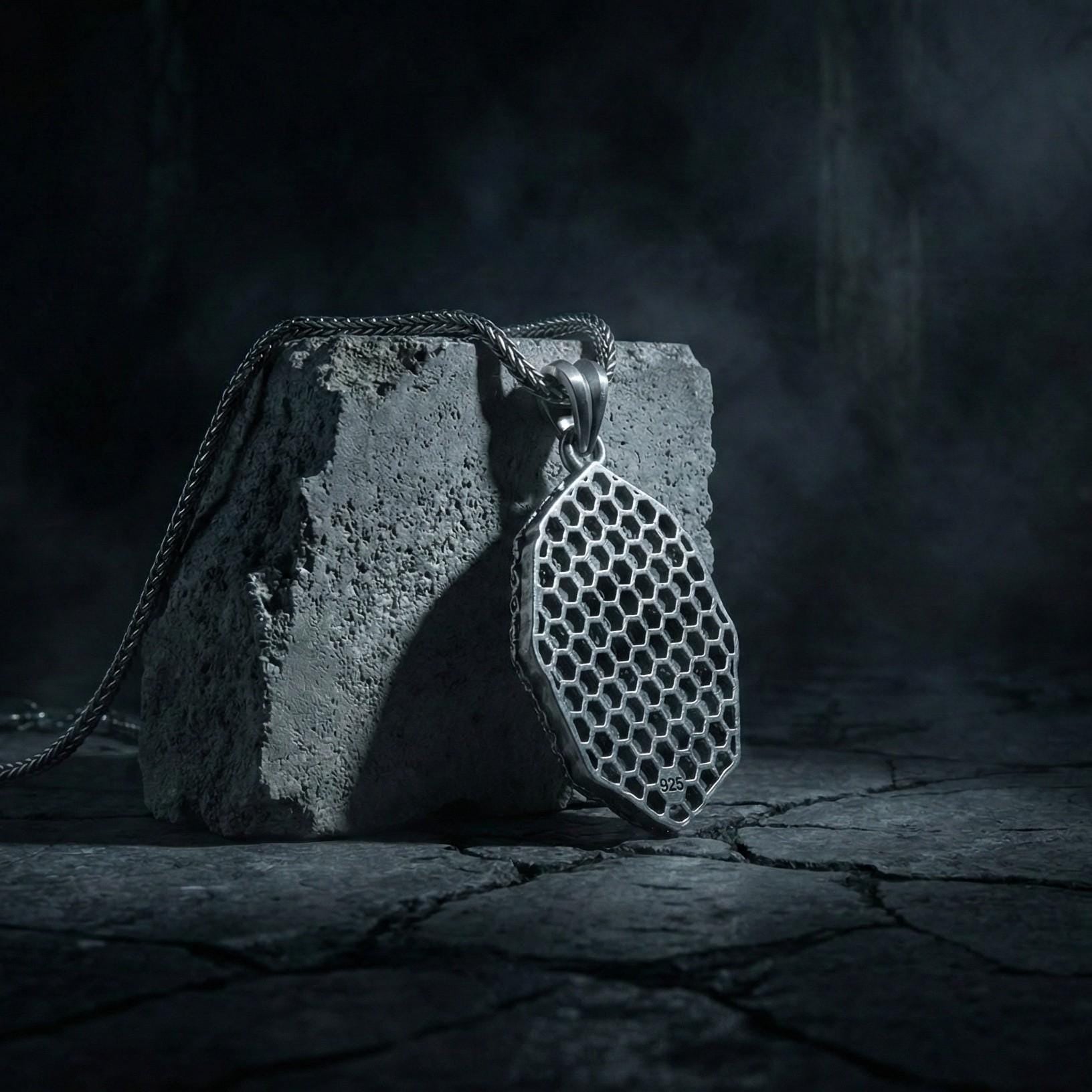 Süslemeli Kafatası Kolye Ucu Oksitlenmiş Gümüş Gotik Tarzı Gösterişli Takı