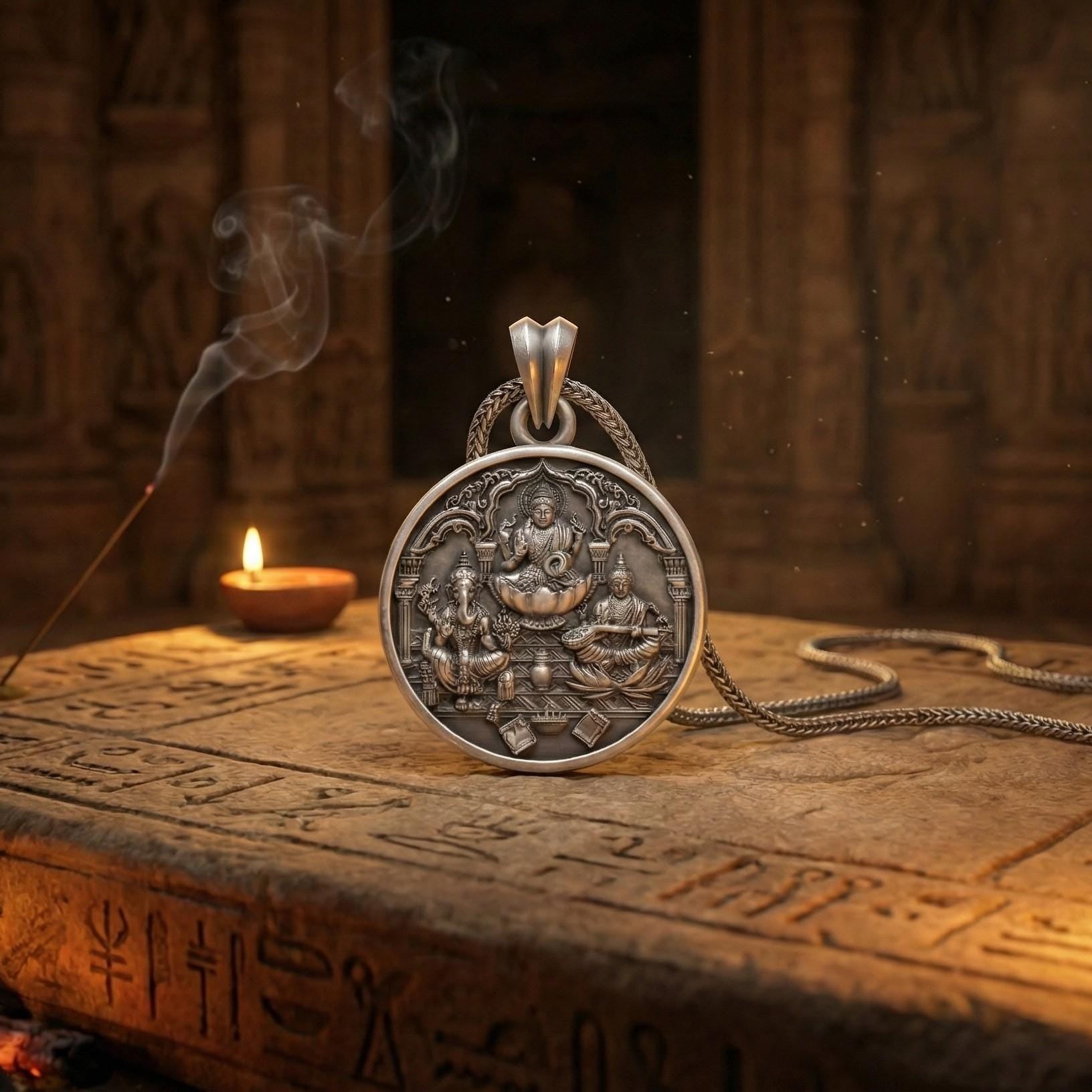 Lakshmi Ganesh Saraswati Kolyesi Oksitlenmiş Gümüş Hindu Takısı