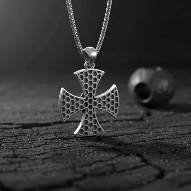 Oksitlenmiş Gümüş Kafatası Haç Kolye Gotik Alev Desenli Gösterişli Takı