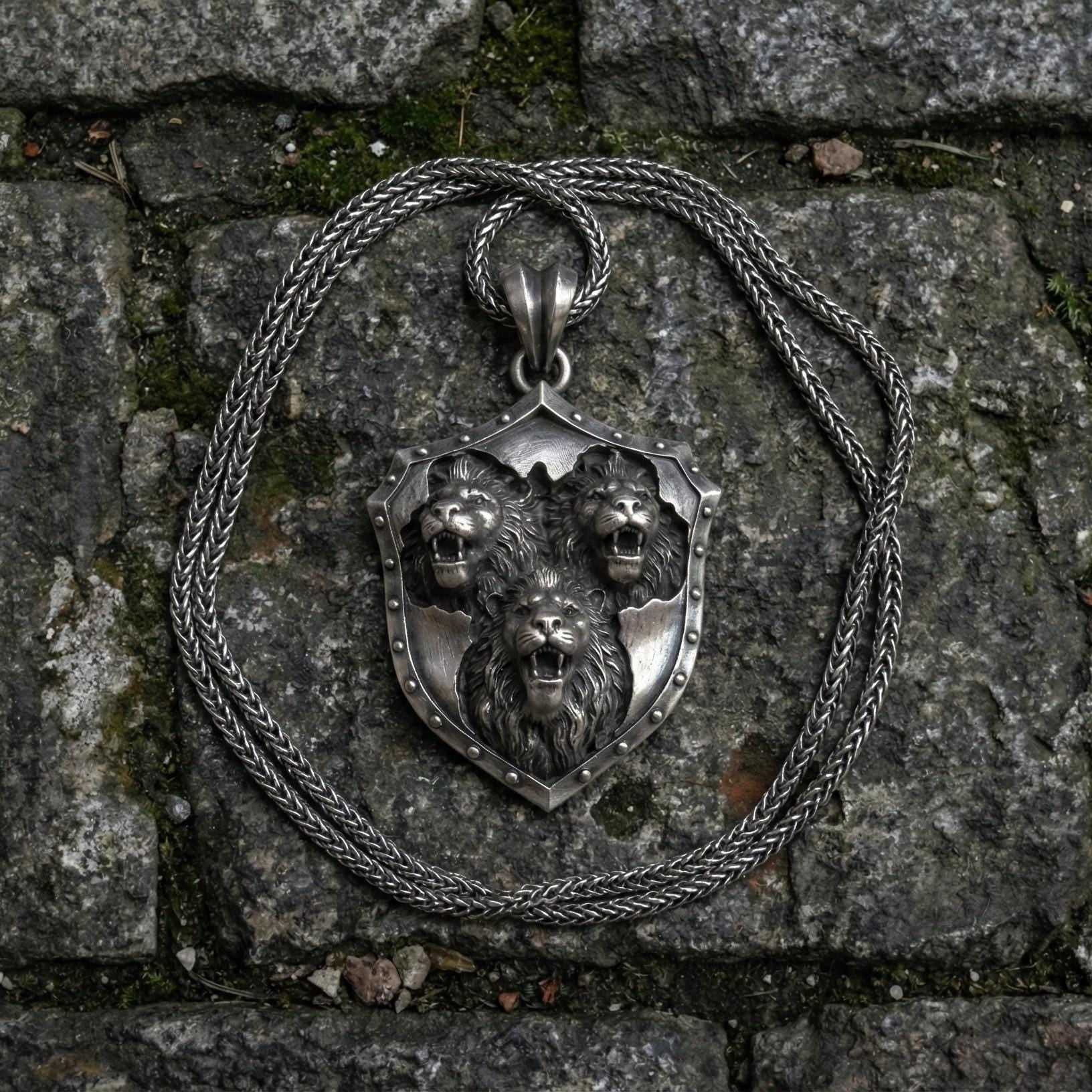 Üç Aslan Kalkan Kolye Ucu Oksitlenmiş Gümüş Takı