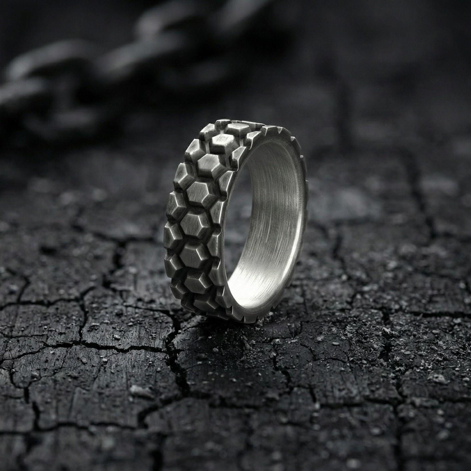Sterlin Gümüşü Altıgen Yüzük – Unisex Geometrik Açılı Bant – Mat Doku Kaplama