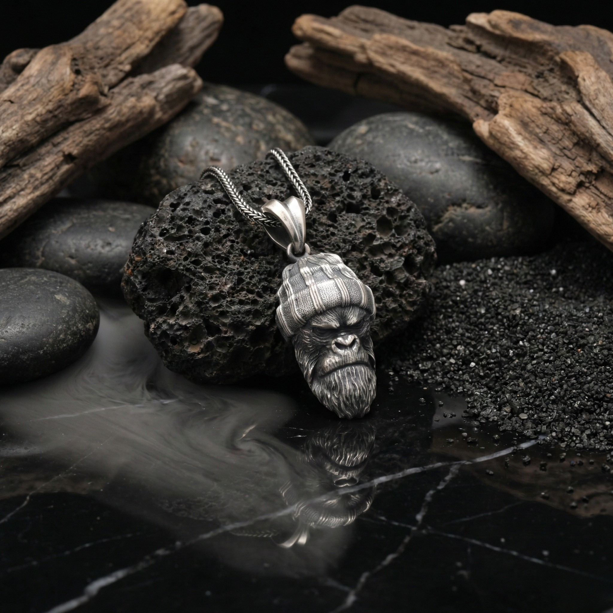 925 Ayar Gümüş Goril Kolye: El Yapımı Oksitli Erkek Kolyesi