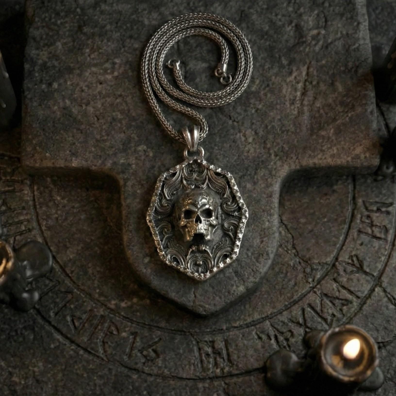 Süslemeli Kafatası Kolye Ucu Oksitlenmiş Gümüş Gotik Tarzı Gösterişli Takı