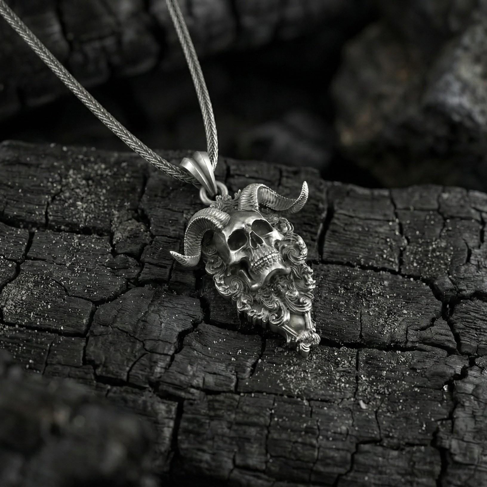 Boynuzlu Şeytan Kafatası Gümüş Kolye