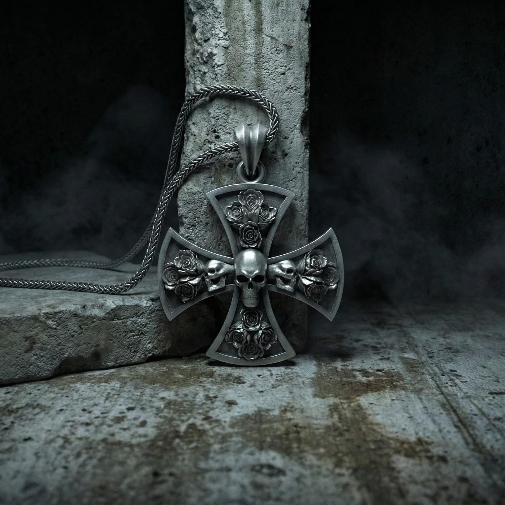 Oksitlenmiş Gümüş Kafatası Ve Gül Detaylı Haç Kolye