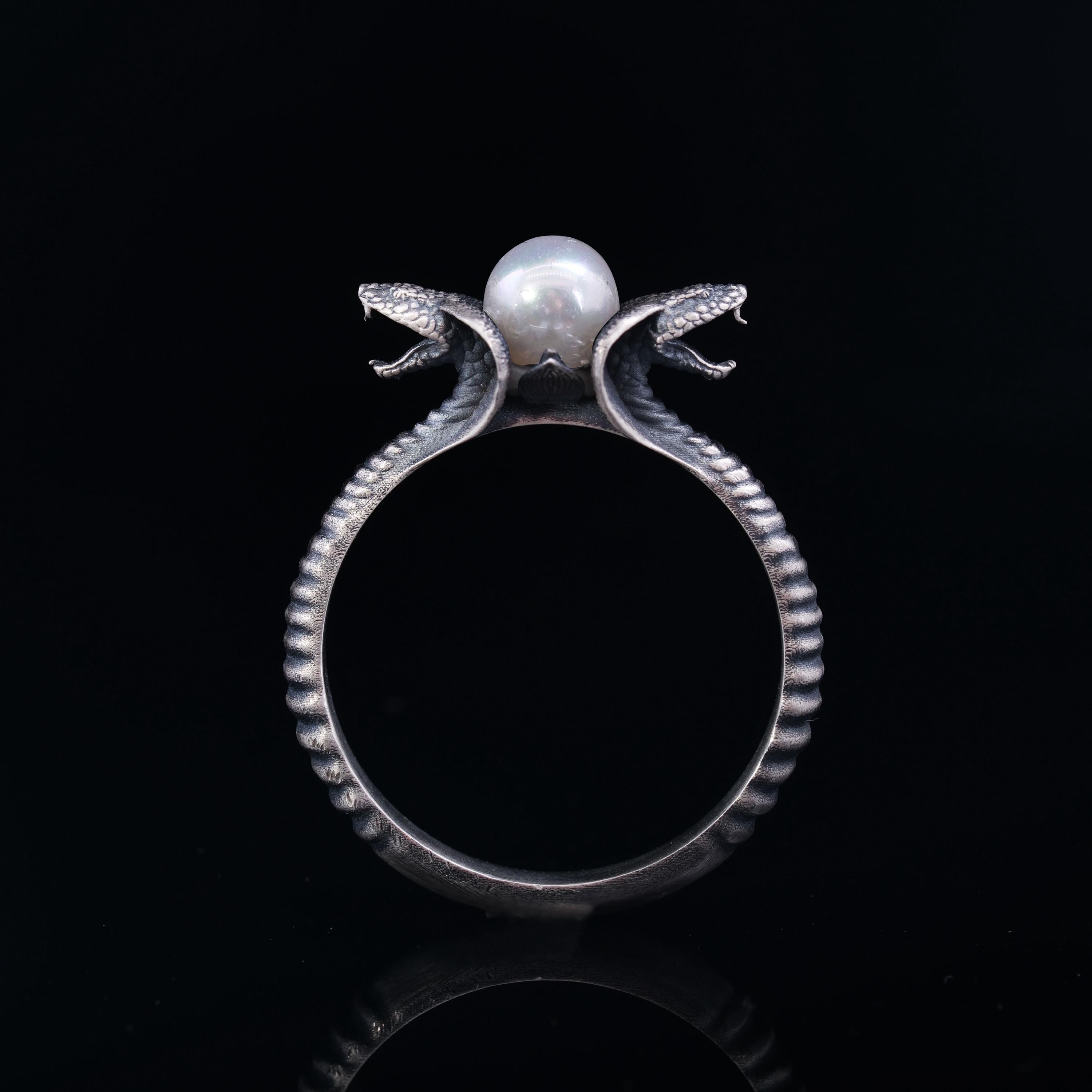 Yılan İnci Yüzük: Gümüş Minimalist Takı