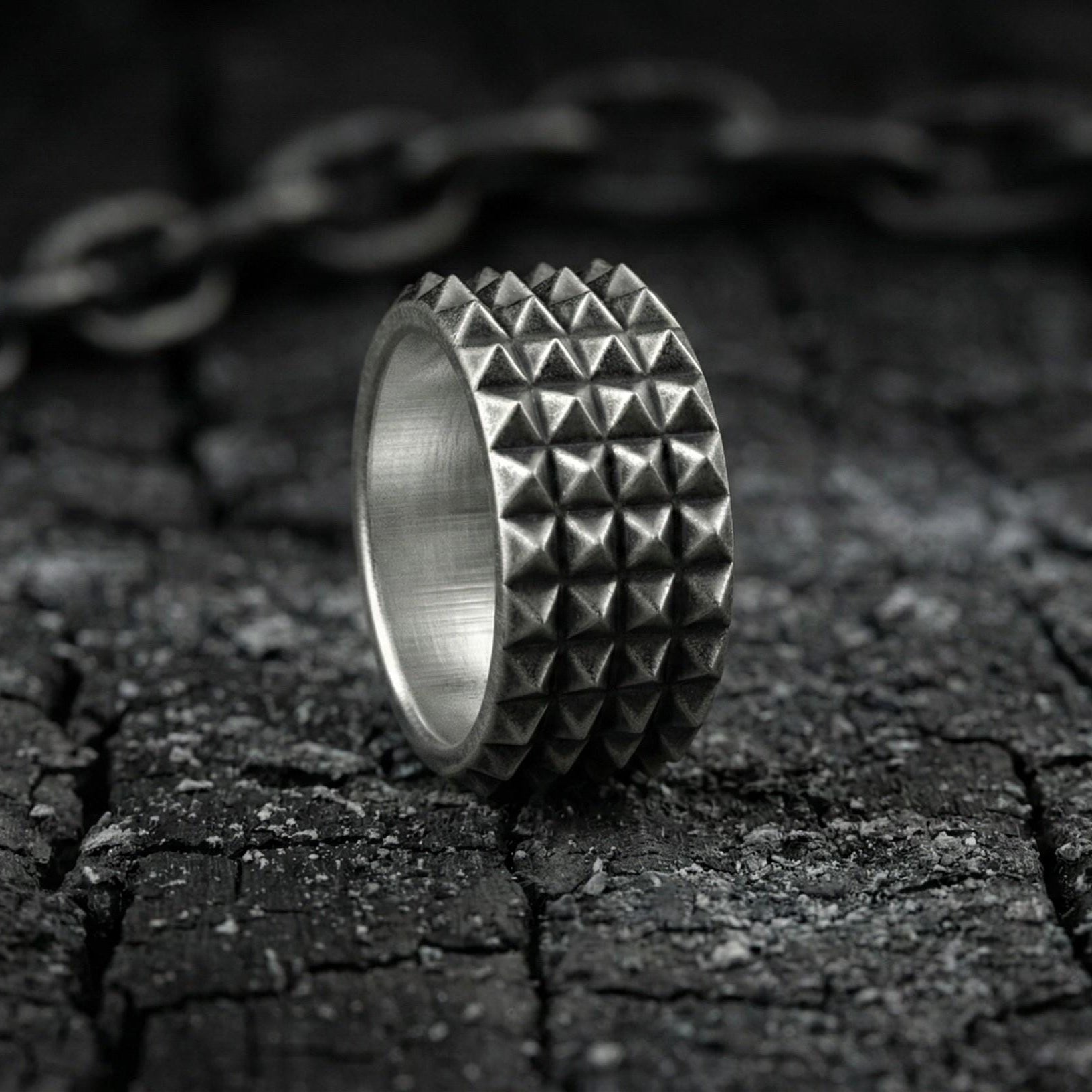 Oksitlenmiş Üçgen Dokuya Sahip Gümüş Piramit Şekilli Yüzük