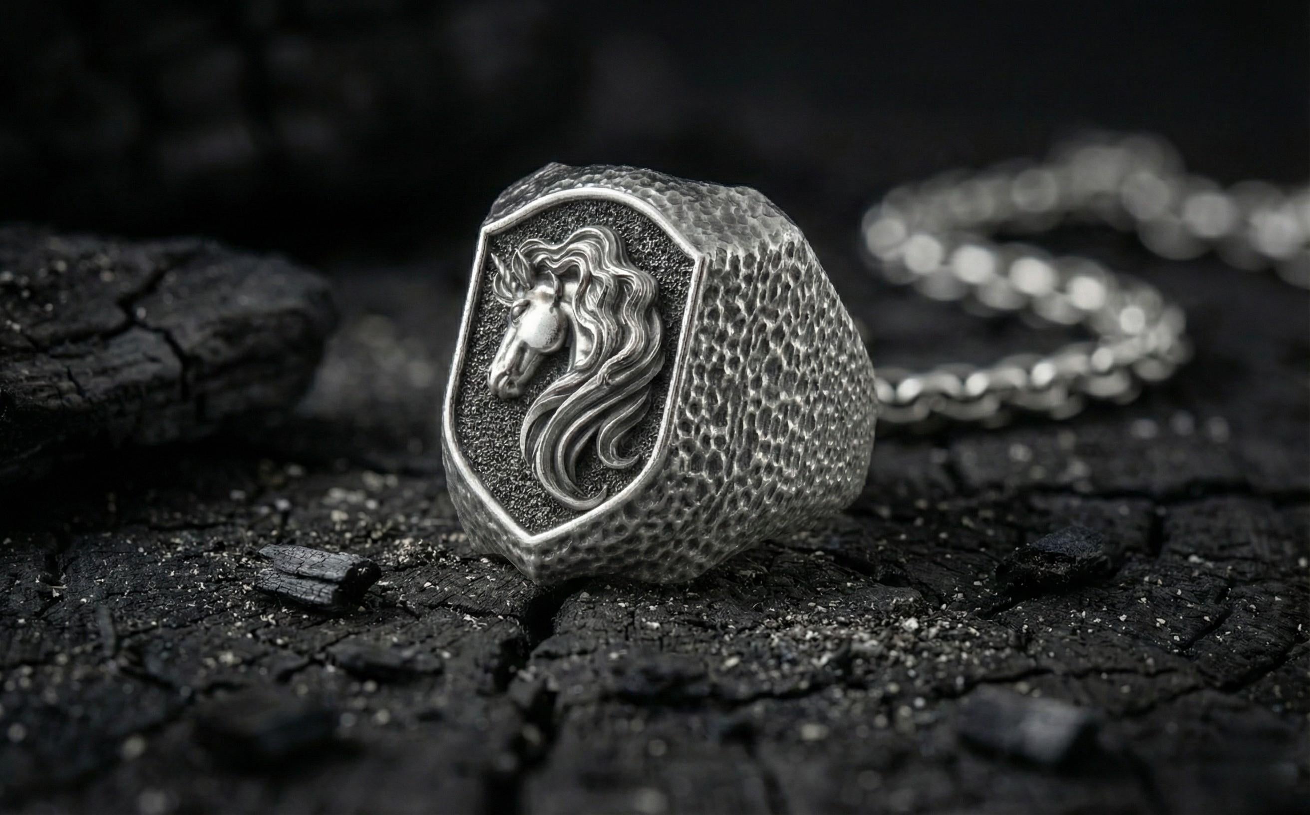 925 Gümüş Unicorn Yüzük – Kalkan Tasarımı At Figürlü Yüzük