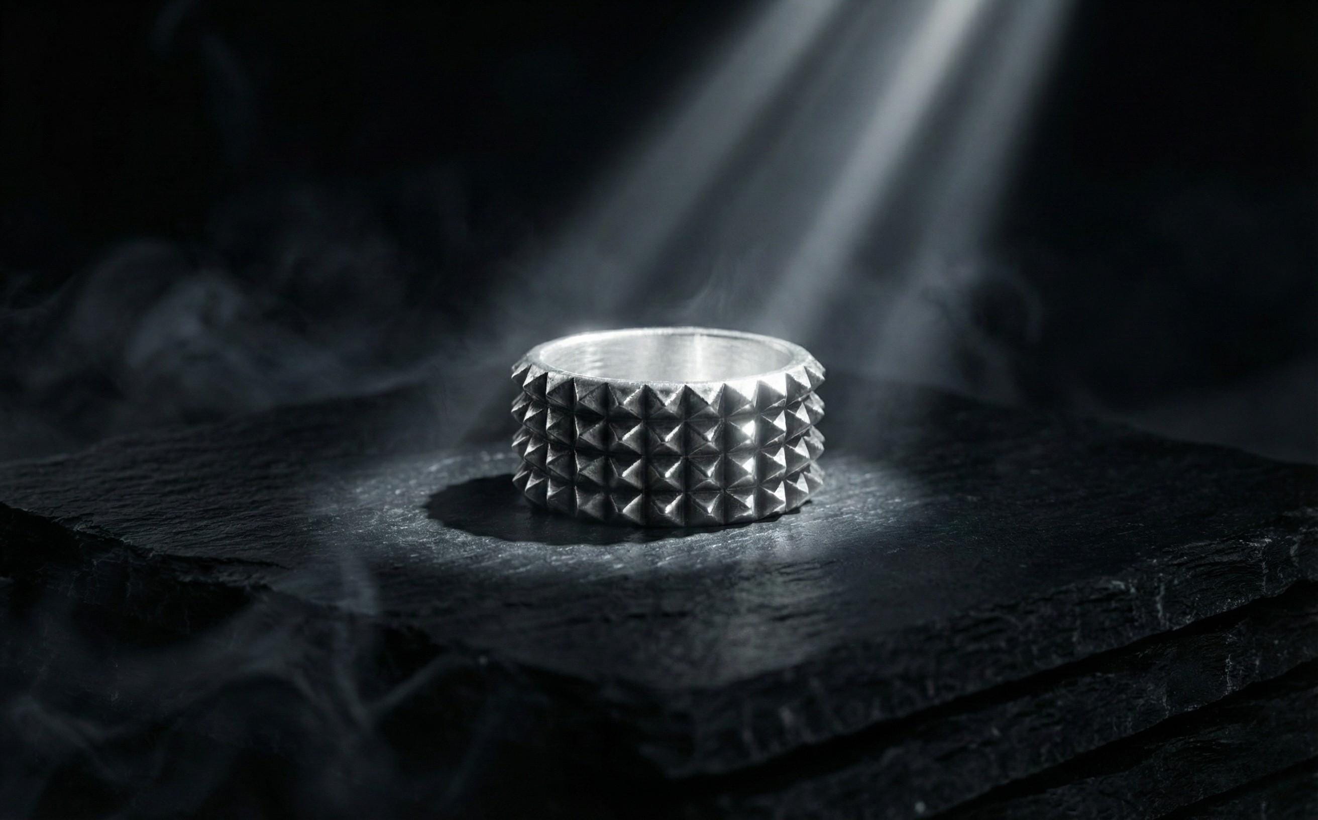 Oksitlenmiş Üçgen Dokuya Sahip Gümüş Piramit Şekilli Yüzük