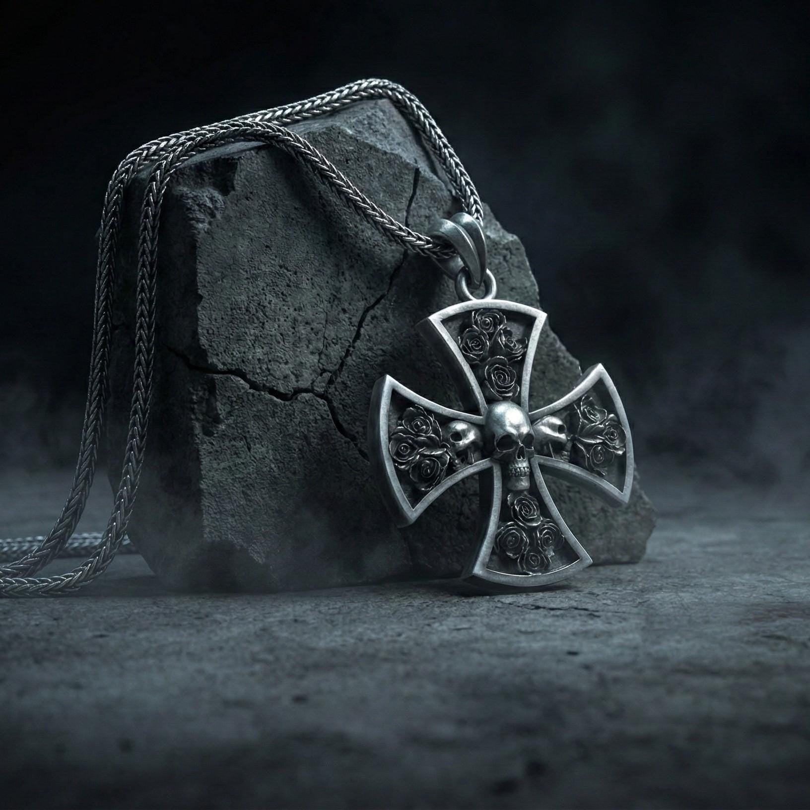 Oksitlenmiş Gümüş Kafatası Ve Gül Detaylı Haç Kolye