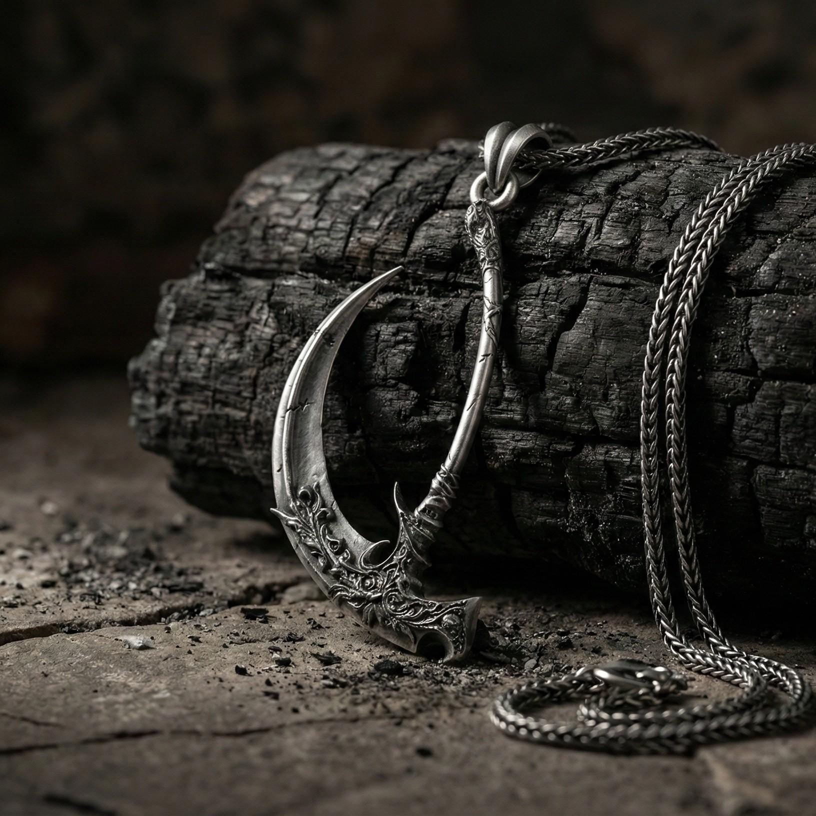 Oyma Desenli Ölüm Meleği Tırpanı Gümüş Kolye