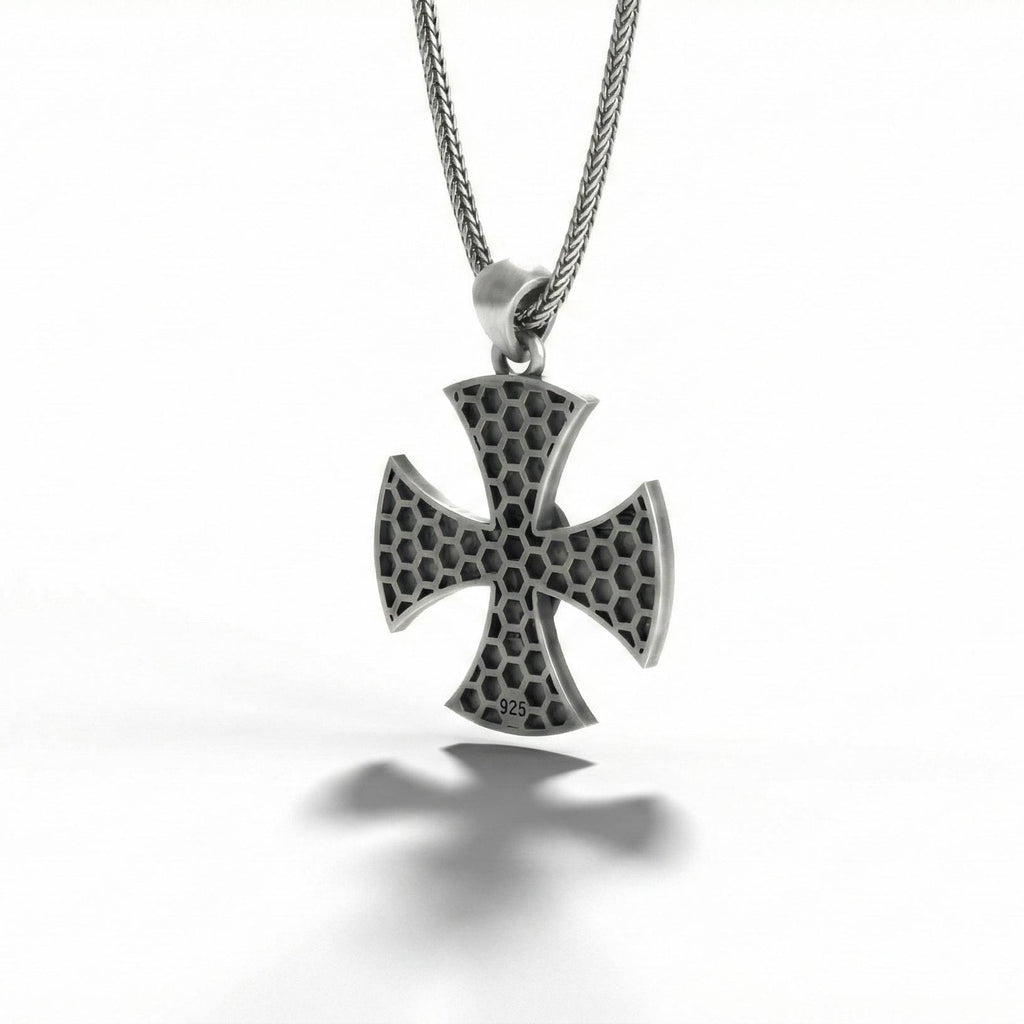 Oksitlenmiş Gümüş Kafatası Haç Kolye Gotik Alev Desenli Gösterişli Takı