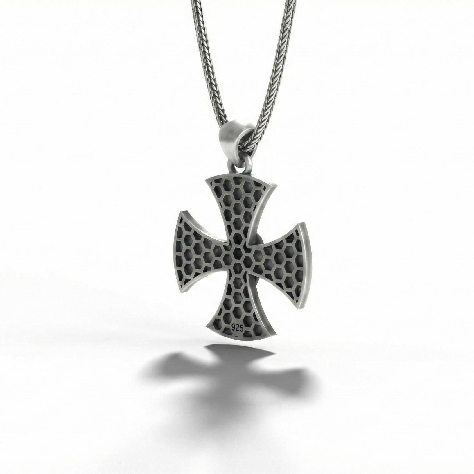 Oksitlenmiş Gümüş Kafatası Haç Kolye Gotik Alev Desenli Gösterişli Takı