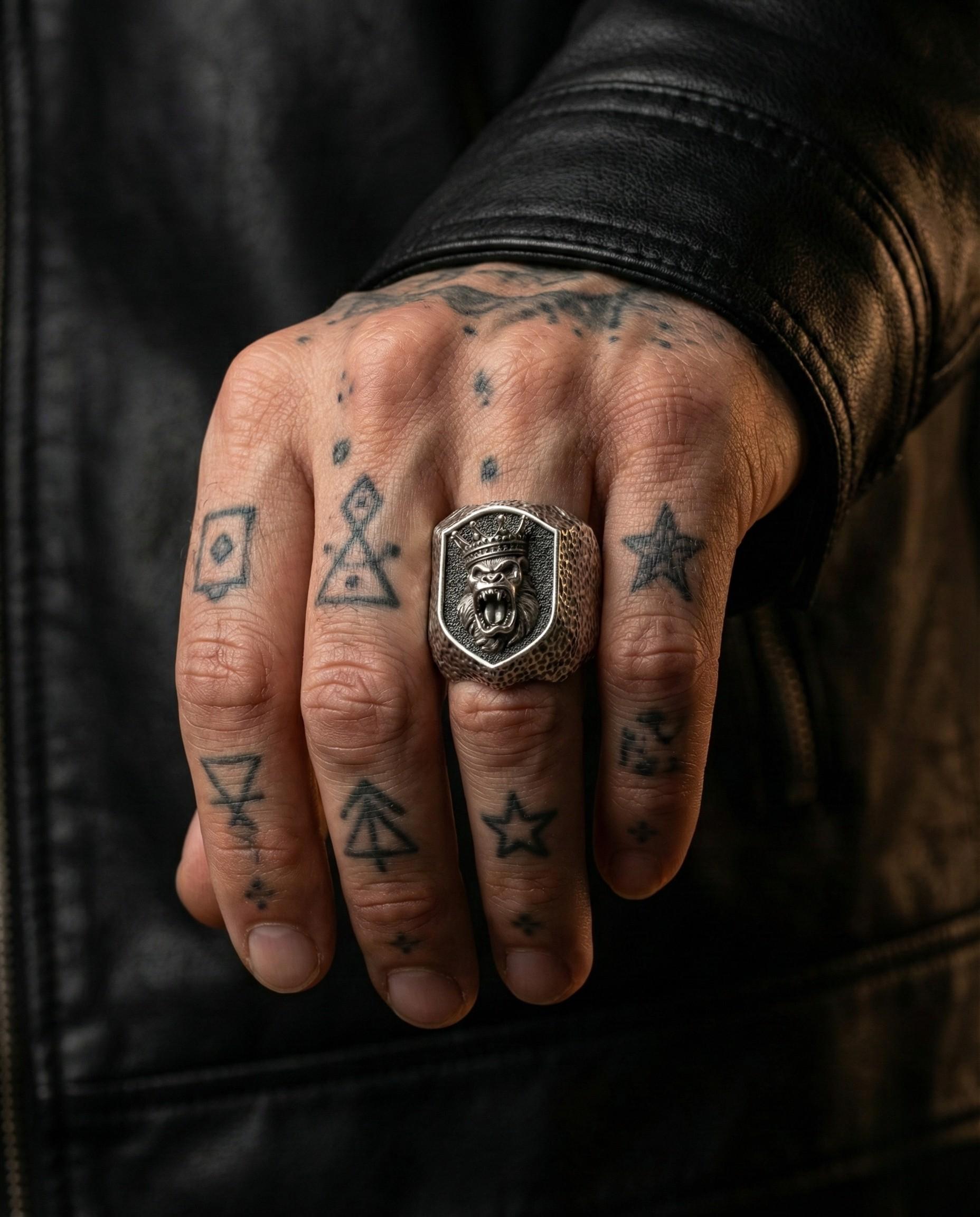 Taçlı Kral Goril Yüzüğü – Unisex Gümüş Hayvan Figürlü Yüzük