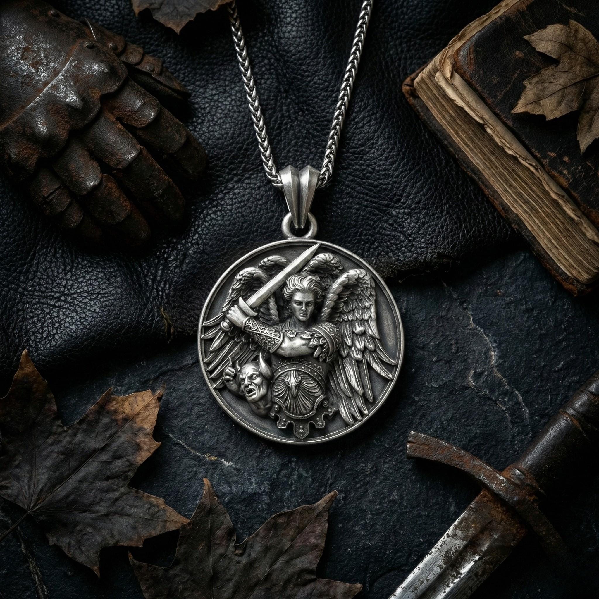 Başmelek Mikail Kolye Antik Gümüş Aziz Mikail Madalyası