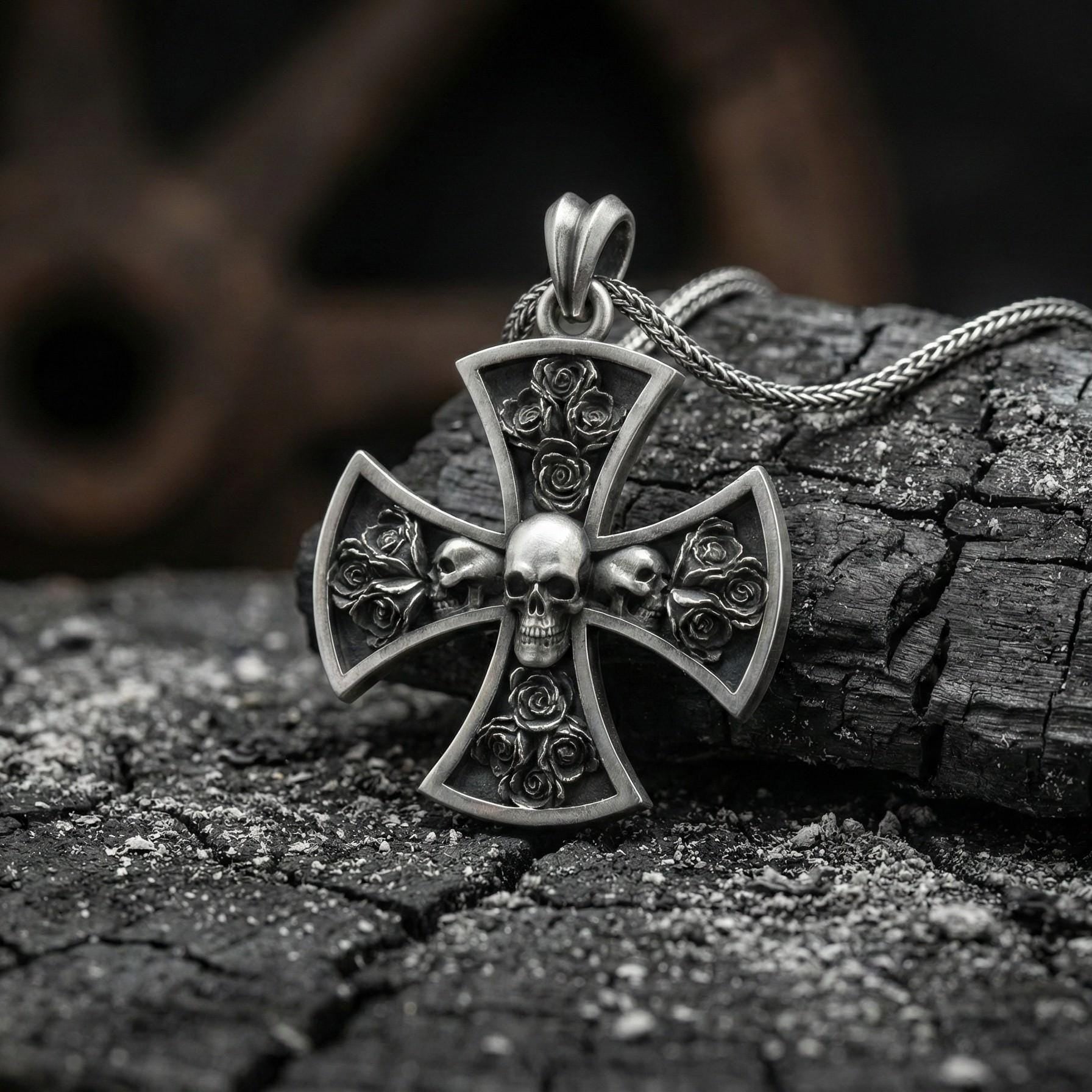 Oksitlenmiş Gümüş Kafatası Ve Gül Detaylı Haç Kolye