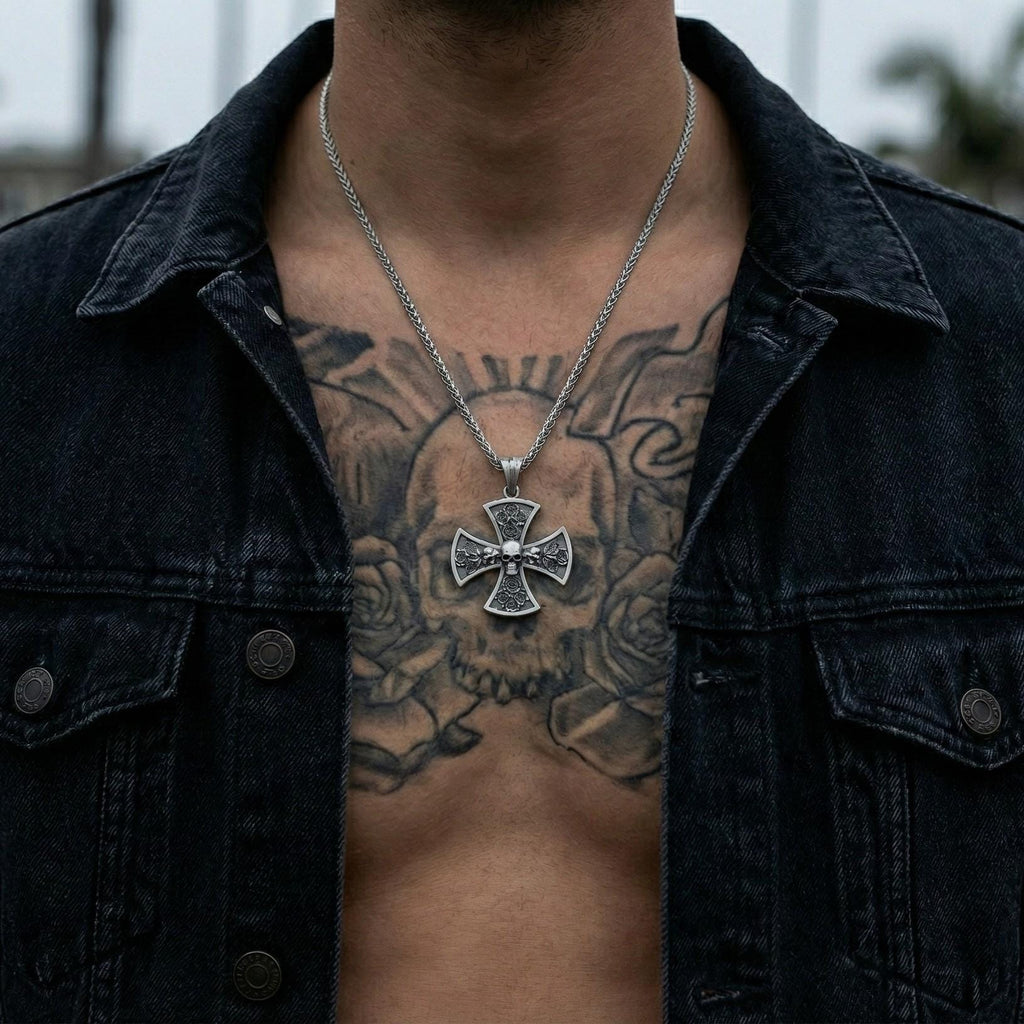 Oksitlenmiş Gümüş Kafatası Ve Gül Detaylı Haç Kolye