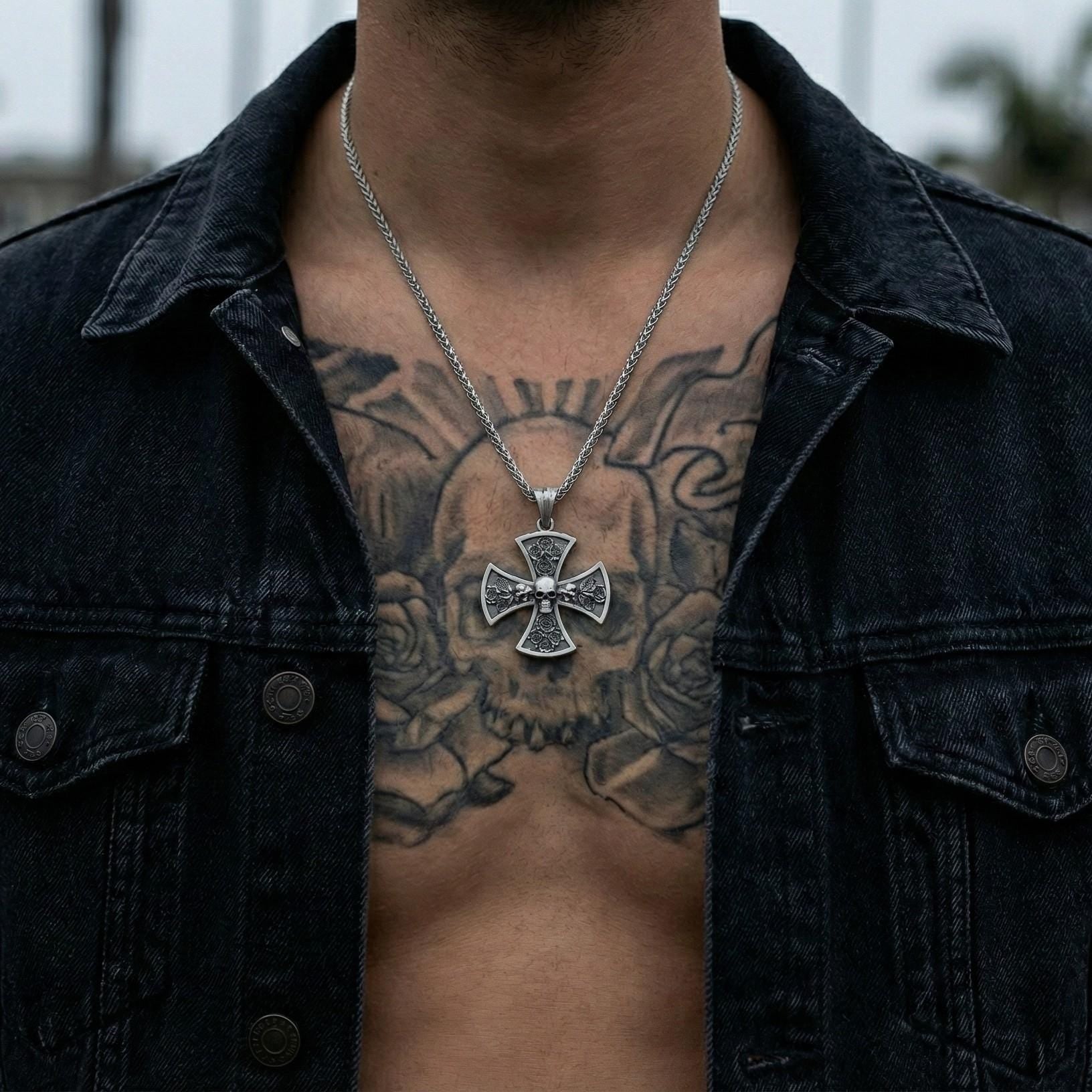 Oksitlenmiş Gümüş Kafatası Ve Gül Detaylı Haç Kolye