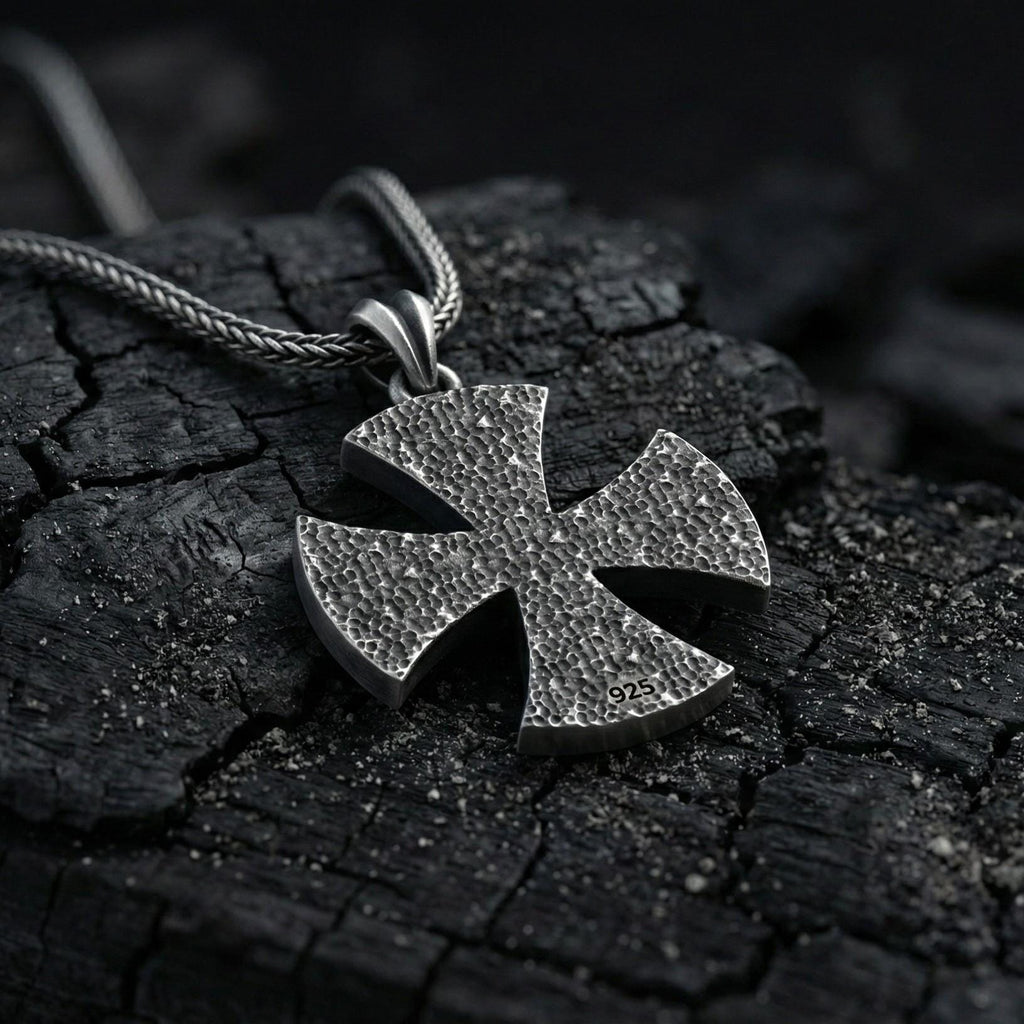 Oksitlenmiş Gümüş Kafatası Ve Gül Detaylı Haç Kolye