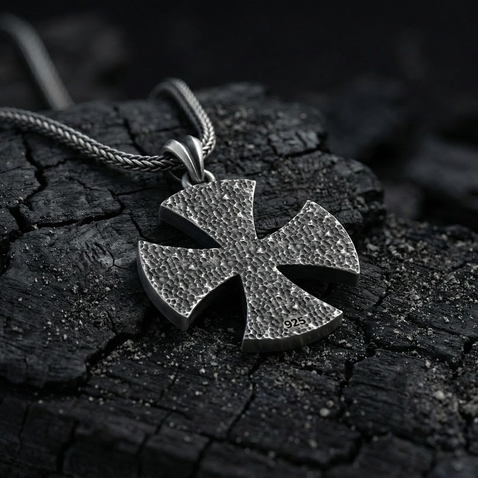 Oksitlenmiş Gümüş Kafatası Ve Gül Detaylı Haç Kolye