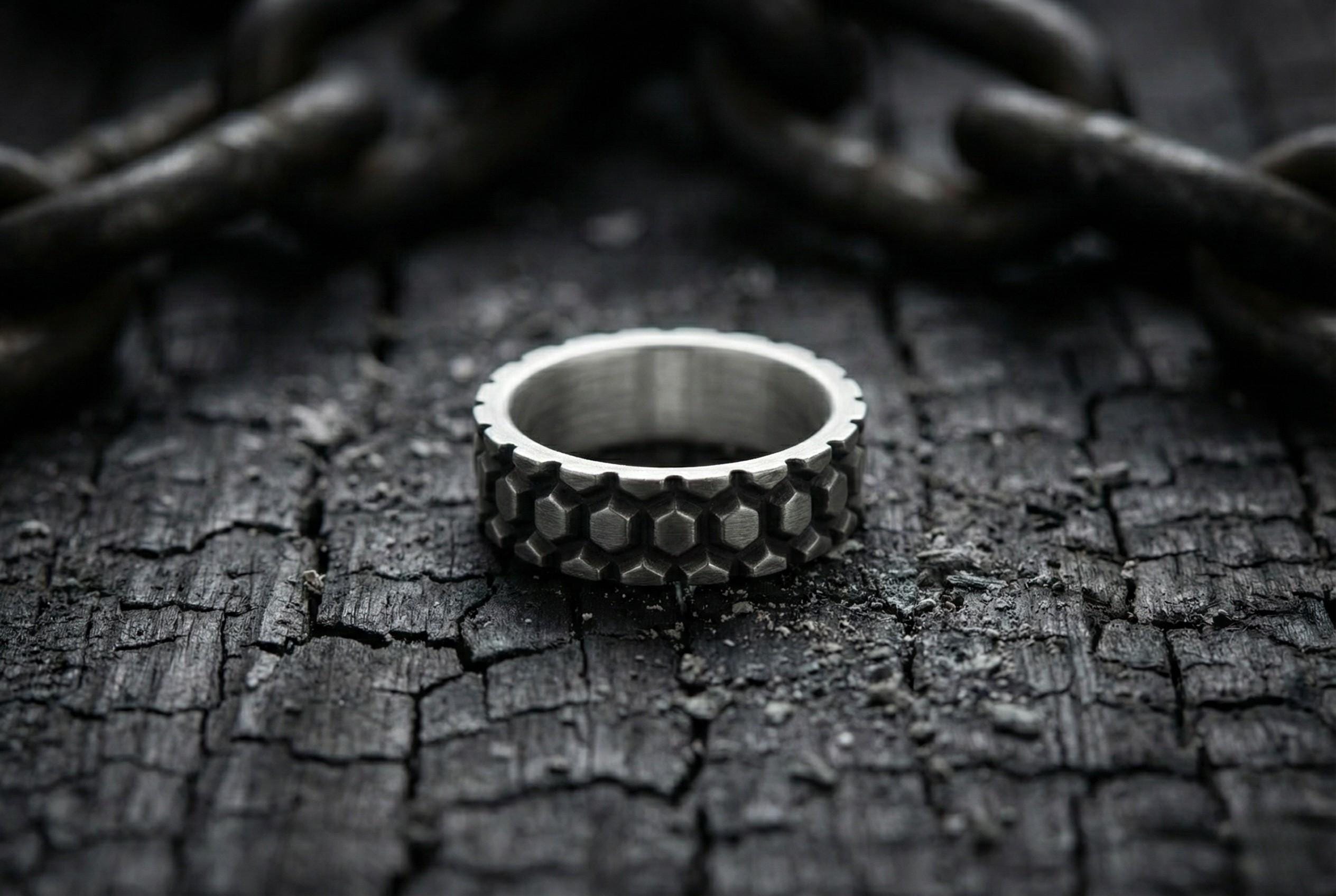 Sterlin Gümüşü Altıgen Yüzük – Unisex Geometrik Açılı Bant – Mat Doku Kaplama