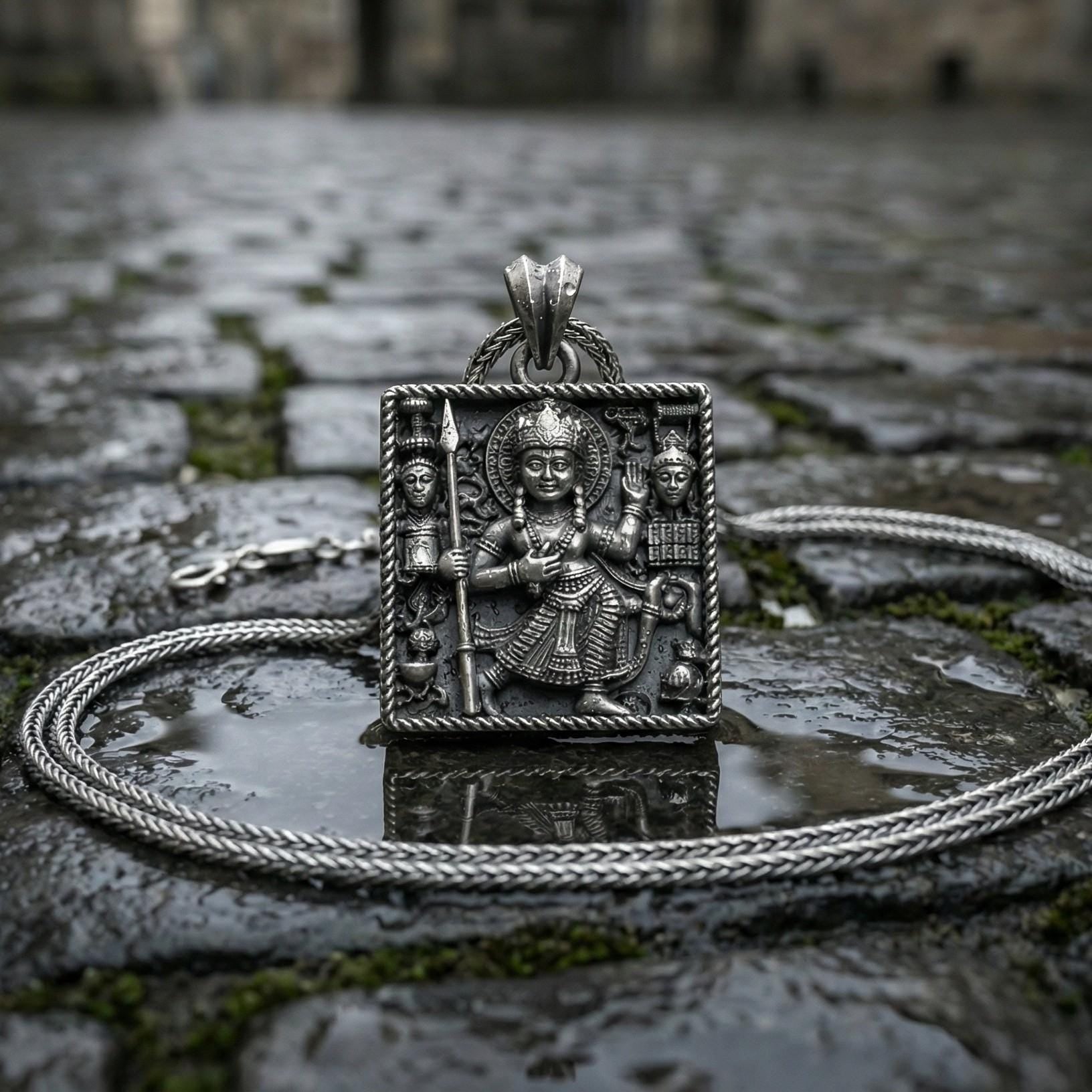 Durga Tanrıçası Kolye Ucu, Oksitlenmiş Gümüş Hindu Takısı