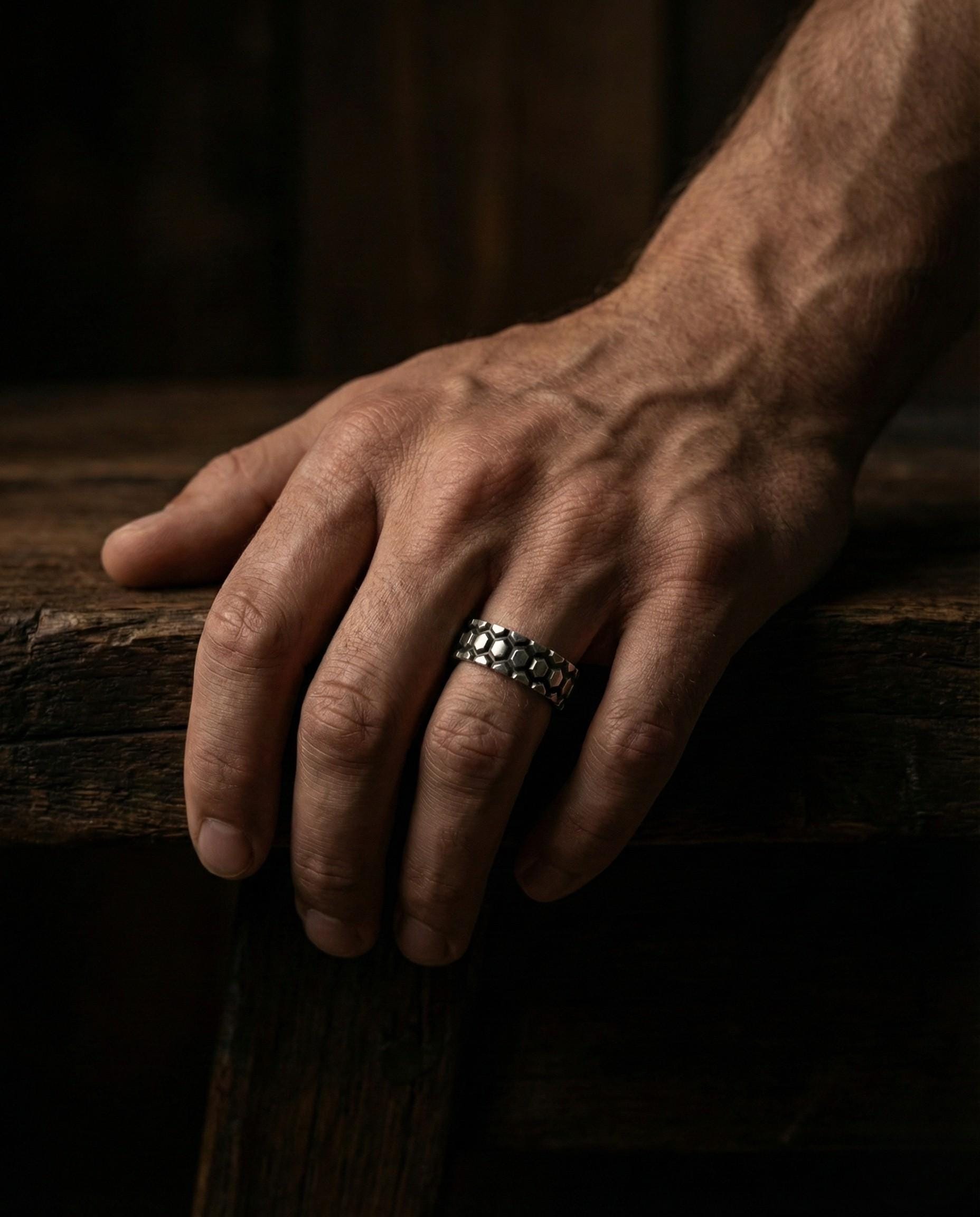 Sterlin Gümüşü Altıgen Yüzük – Unisex Geometrik Açılı Bant – Mat Doku Kaplama
