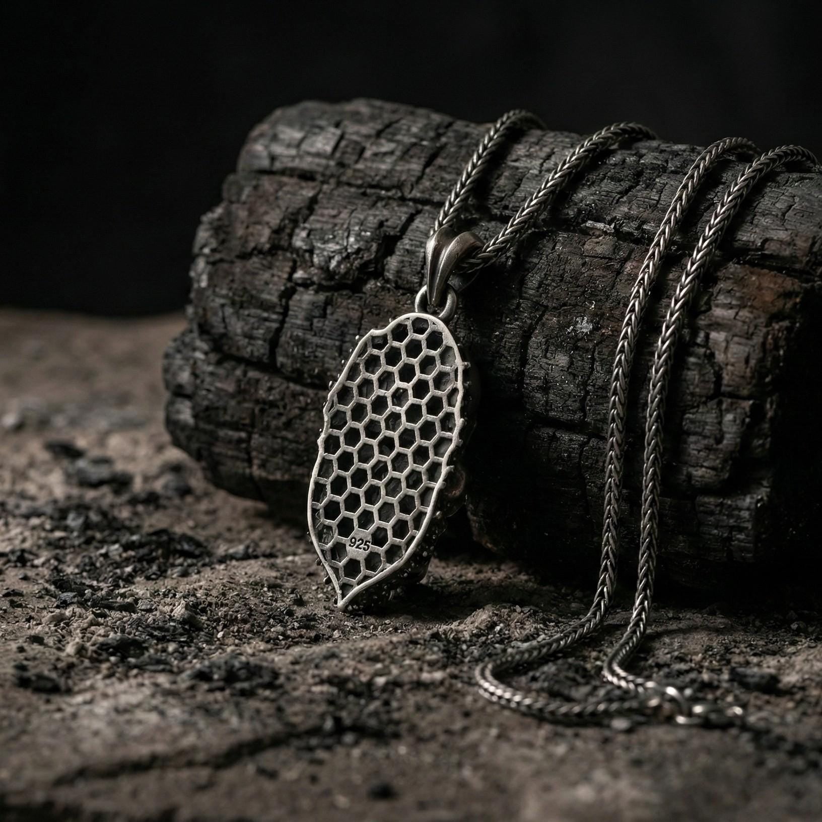 Gotik Kafatası Ve Yılan Temalı Gümüş Kolye