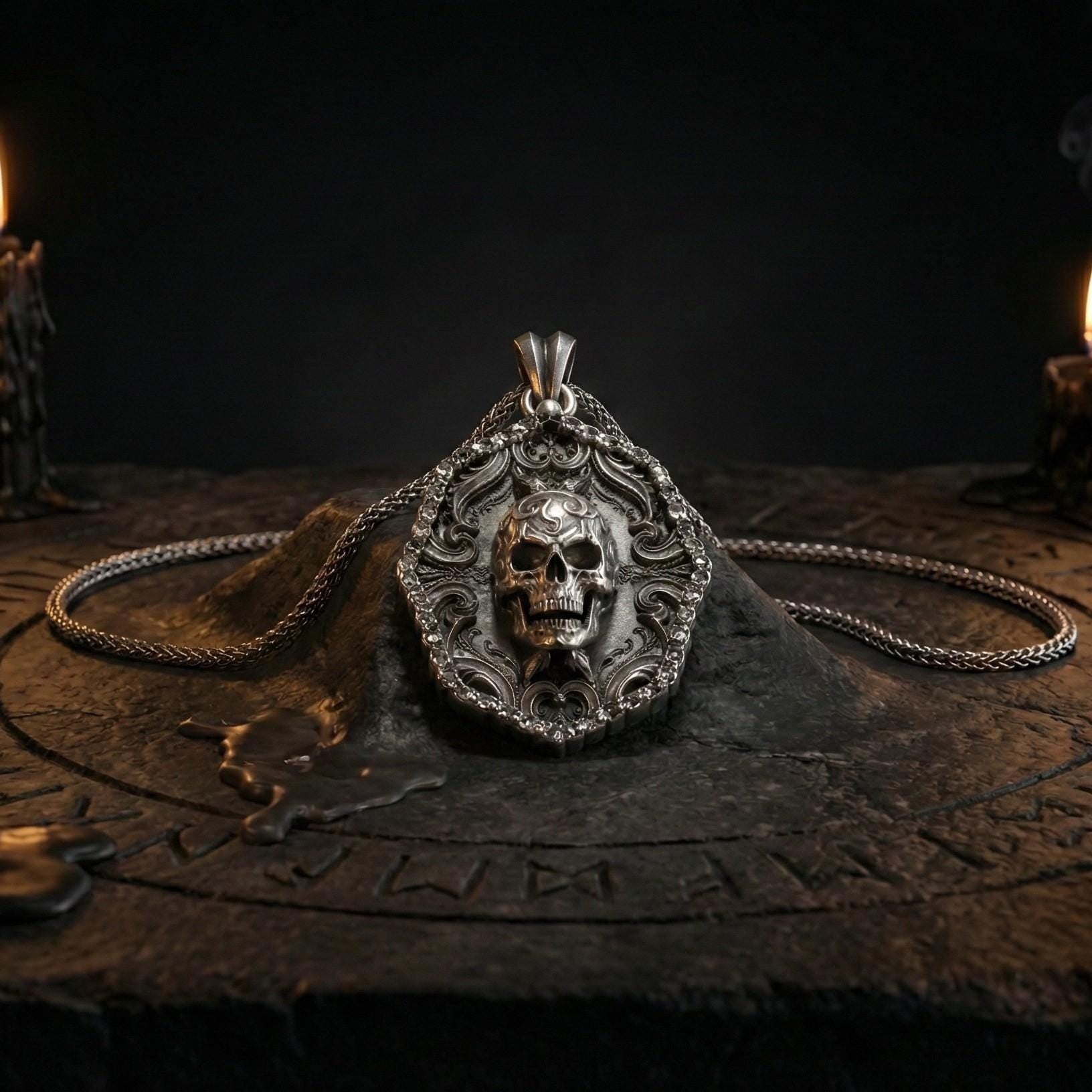 Süslemeli Kafatası Kolye Ucu Oksitlenmiş Gümüş Gotik Tarzı Gösterişli Takı