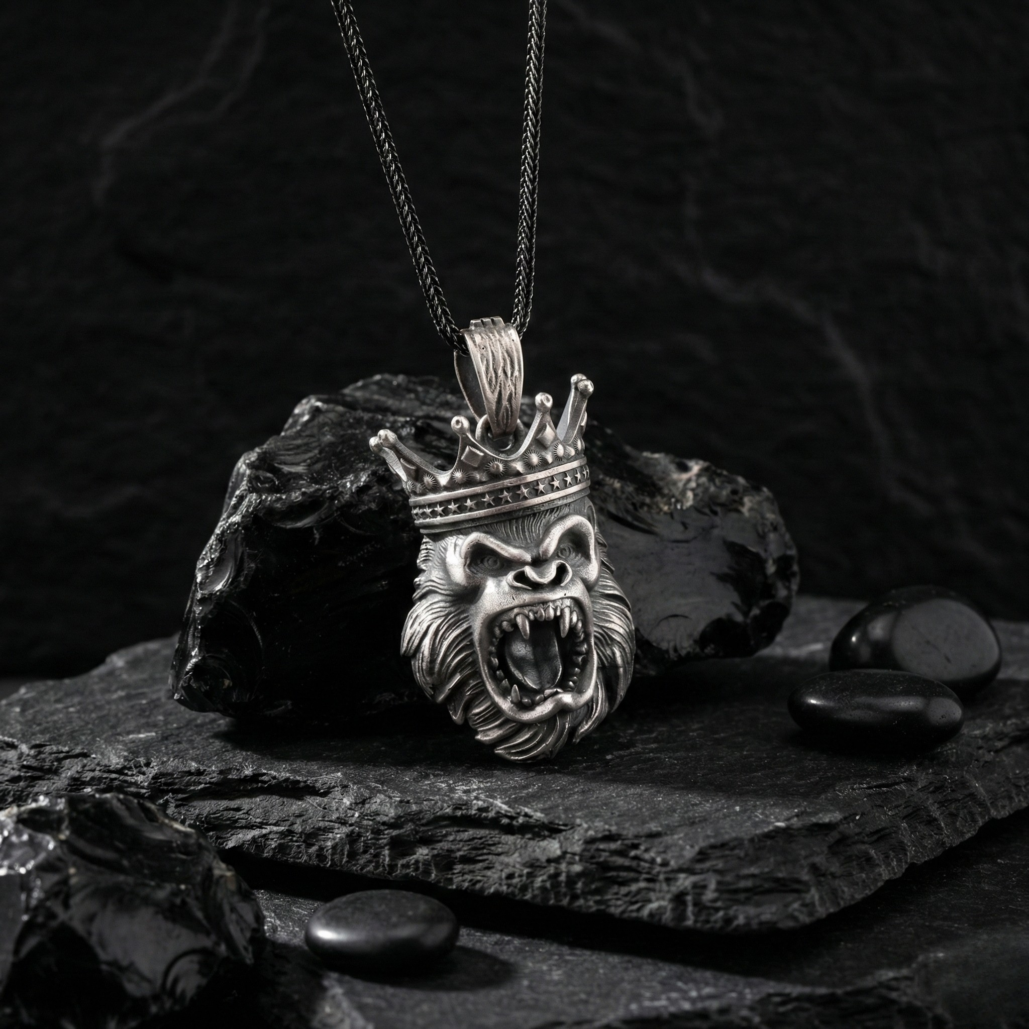 Goril Kolye: El Yapımı Oksitli 925 Ayar Gümüş Erkek Takısı