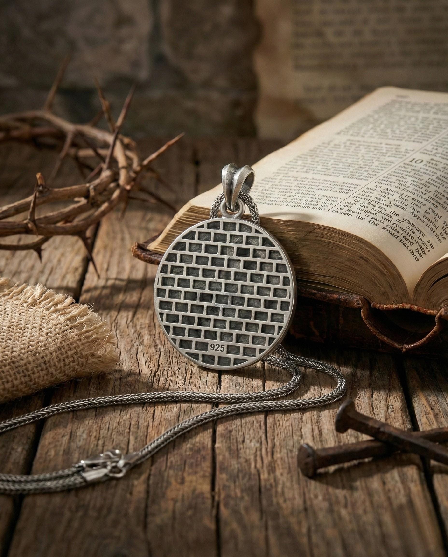 Antik Gümüş İsa'nın Çarmıh Taşıdığı Kolye Ucu Hristiyan Madalyon Takı