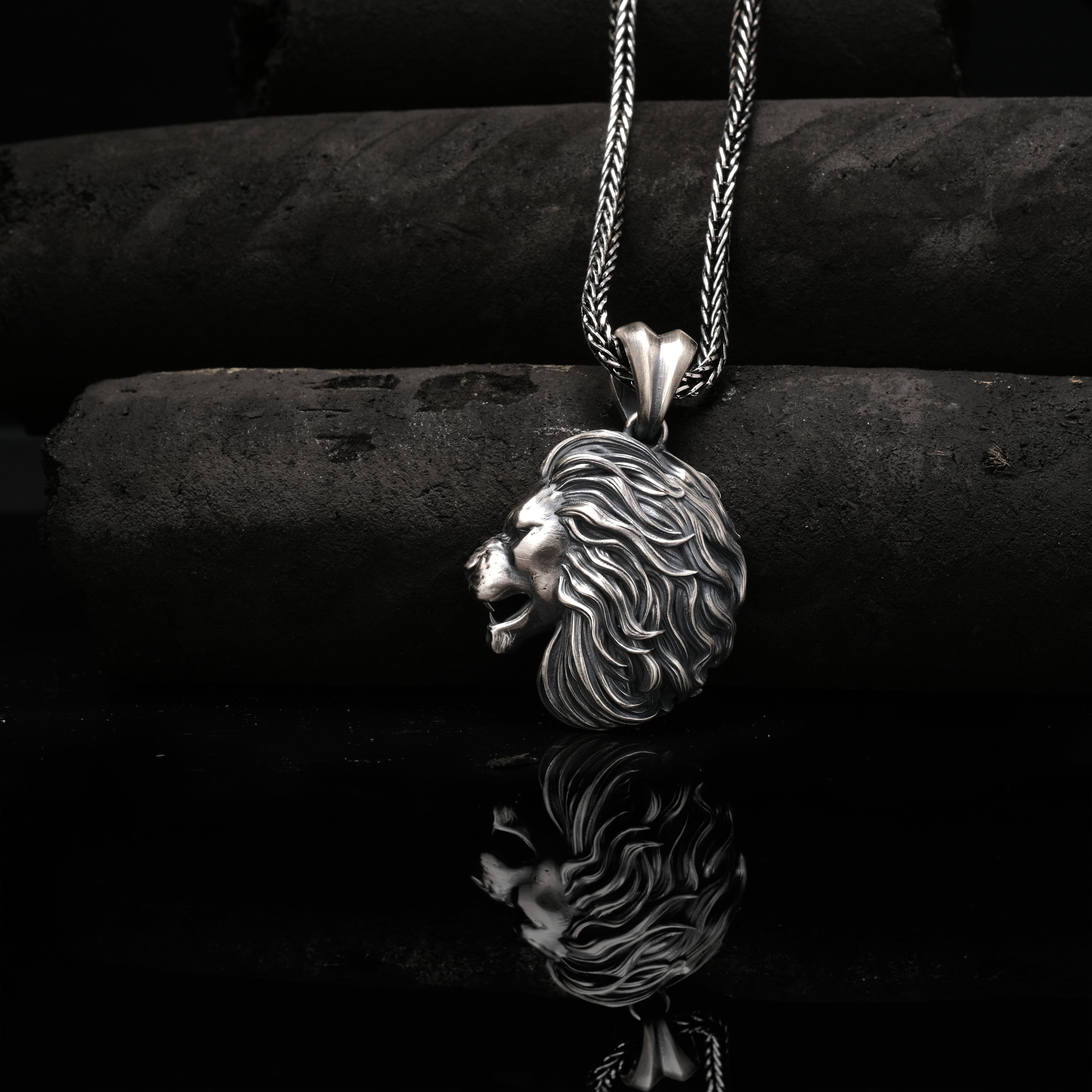 Aslan Kolye: Gotik Oksitli Gümüş - Erkekler İçin El Yapımı