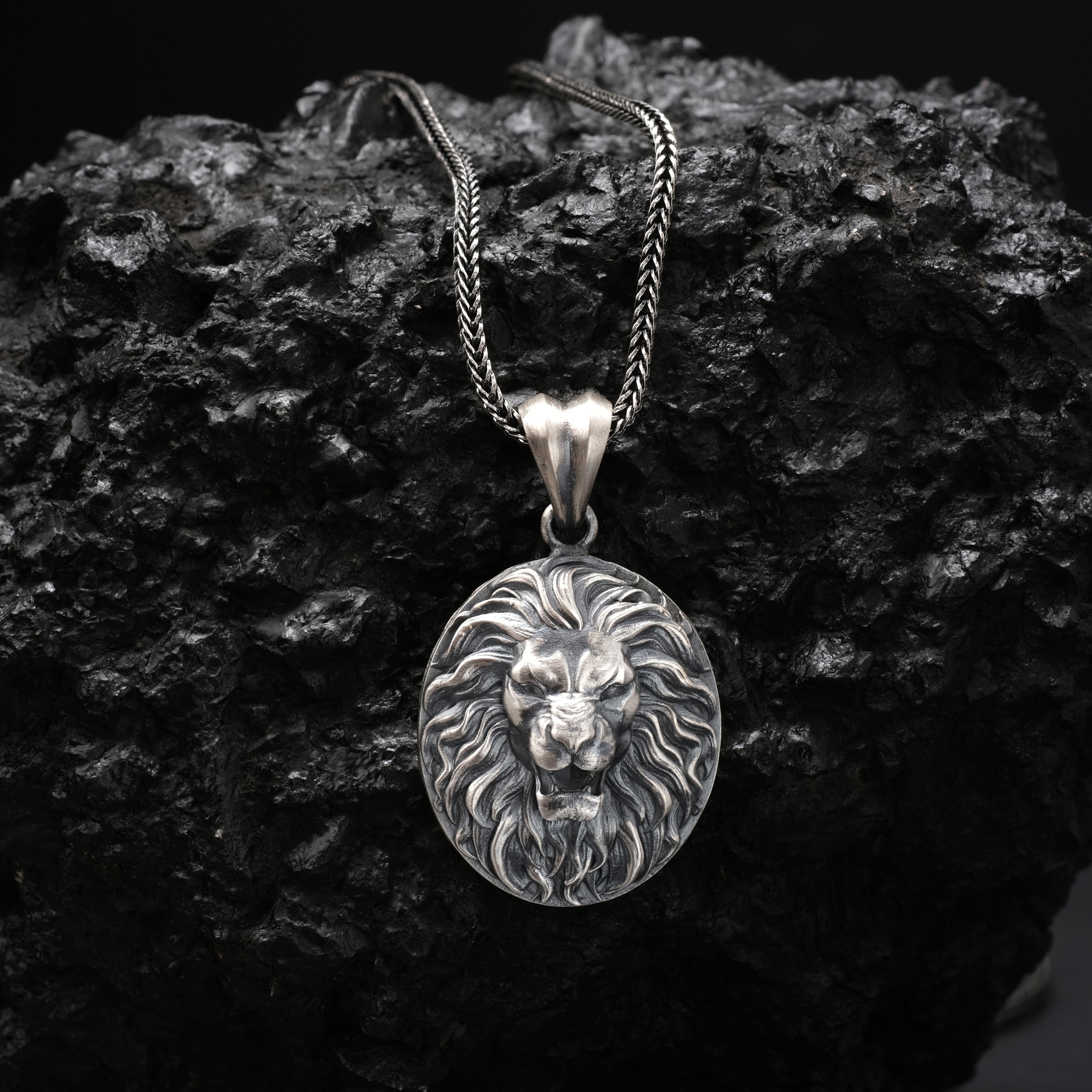 Aslan Kolye: Oksitli Gümüş - El Yapımı Erkek Takısı