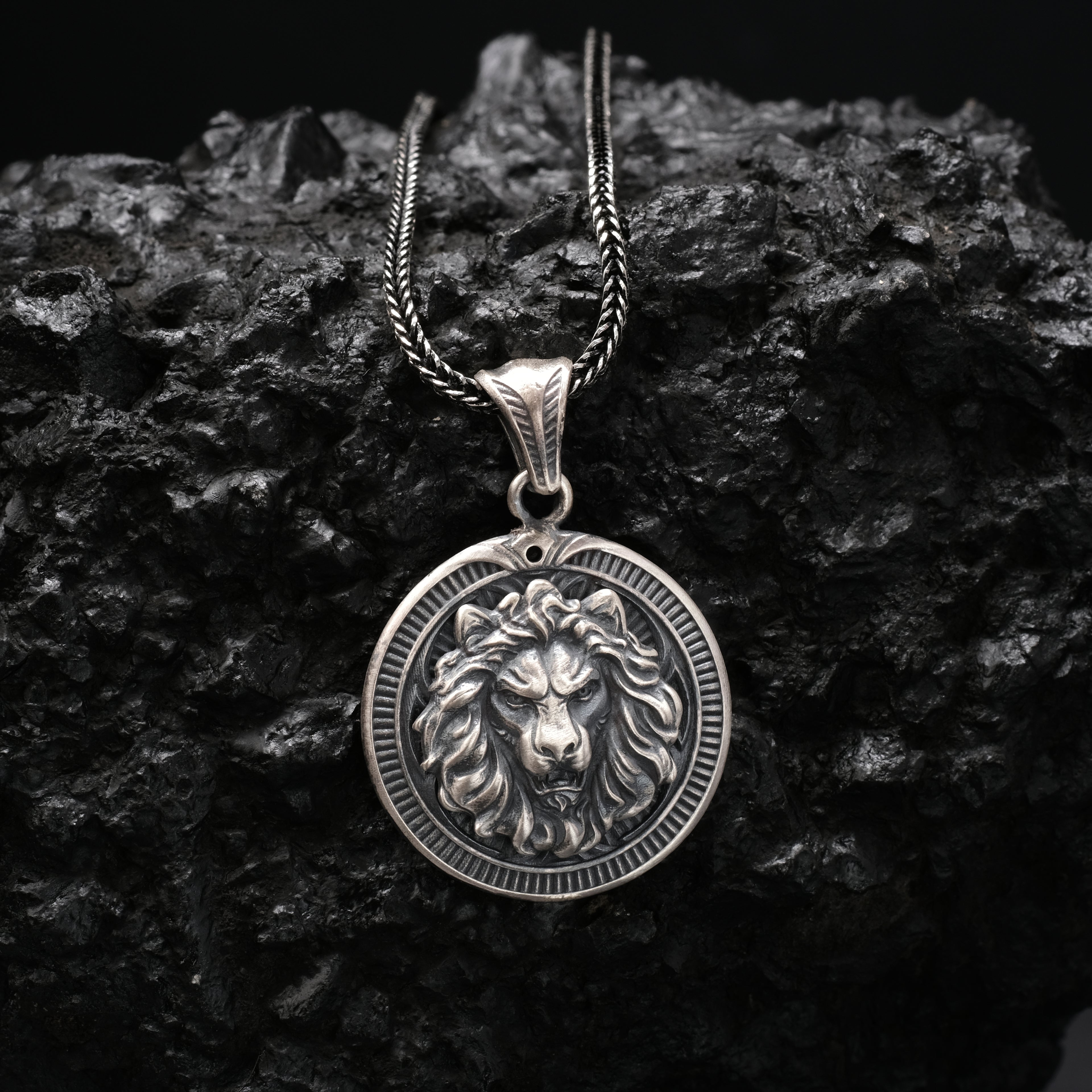 Aslan Kolye: Oksitli 925 Ayar Gümüş - Gotik Erkek Takısı