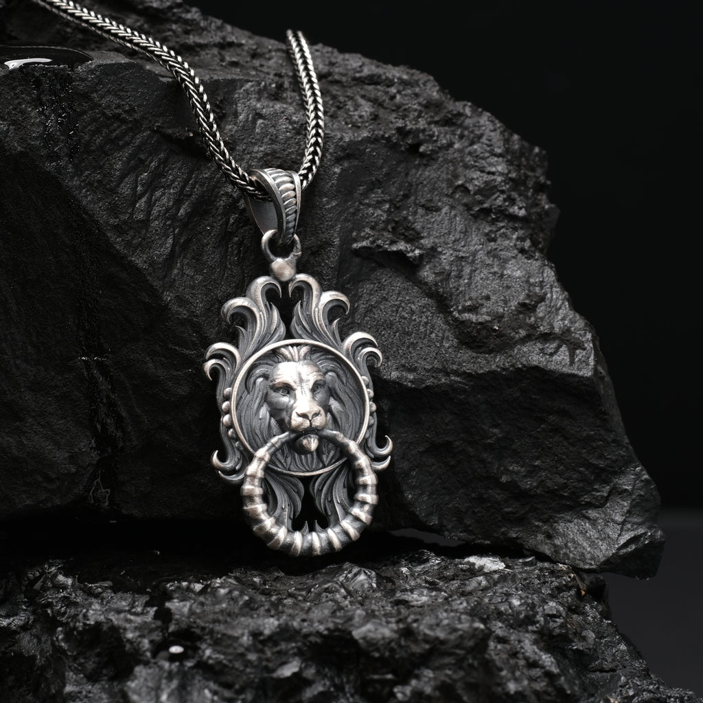 Gotik Aslan Kolye - El Yapımı Oksitli 925 Ayar Gümüş