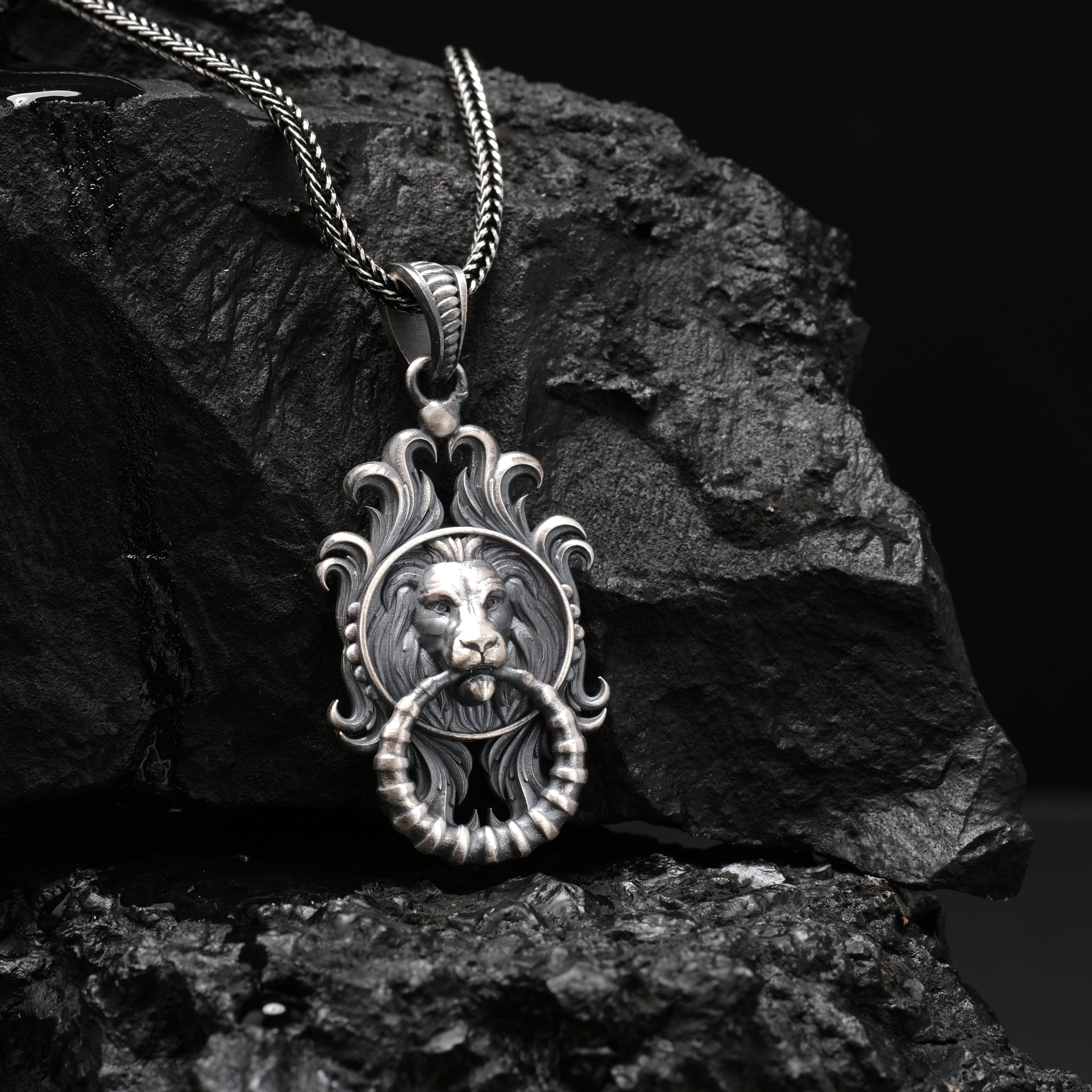 Gotik Aslan Kolye - El Yapımı Oksitli 925 Ayar Gümüş