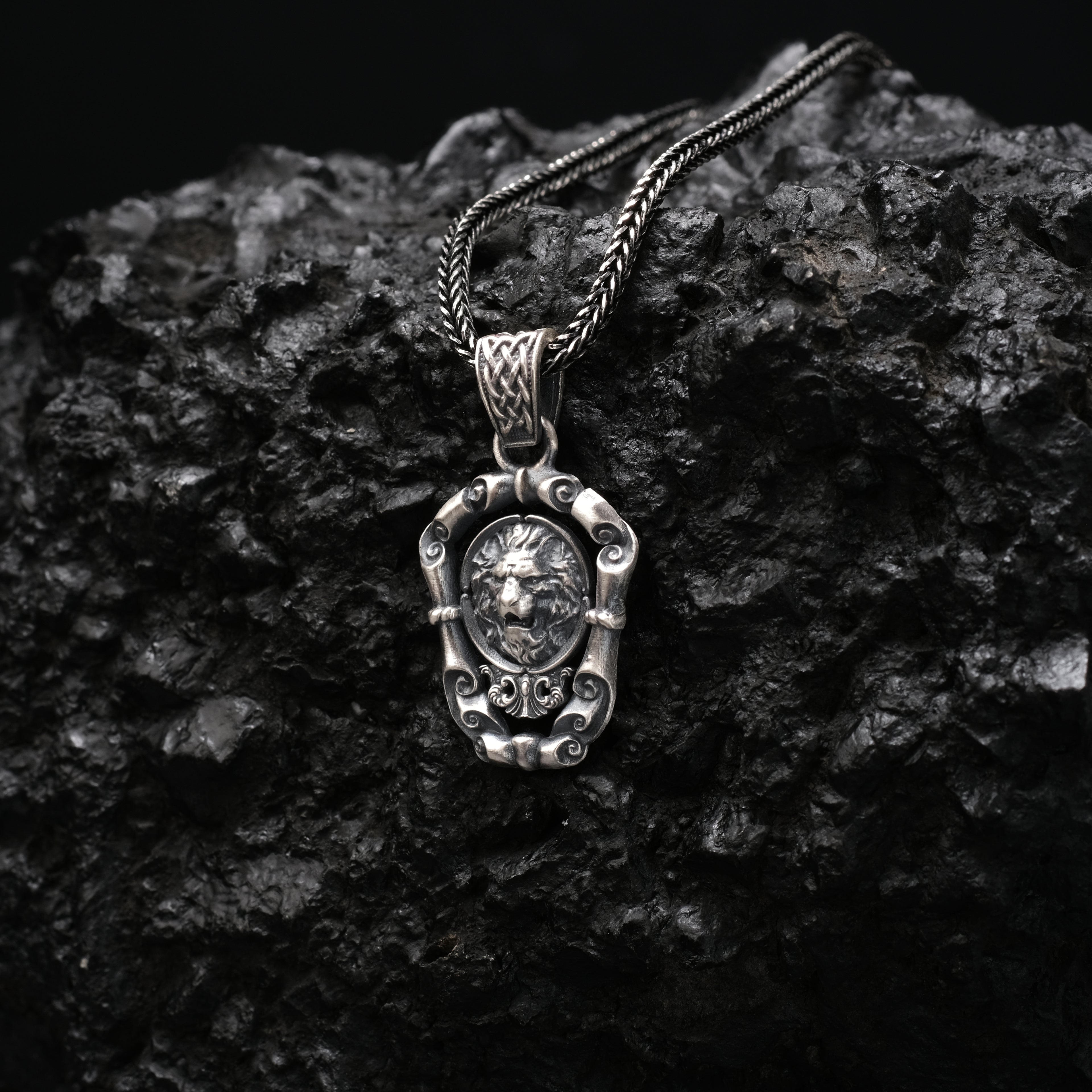 Aslan Kolye: Oksitli 925 Ayar Gümüş - El Yapımı Erkek Takısı