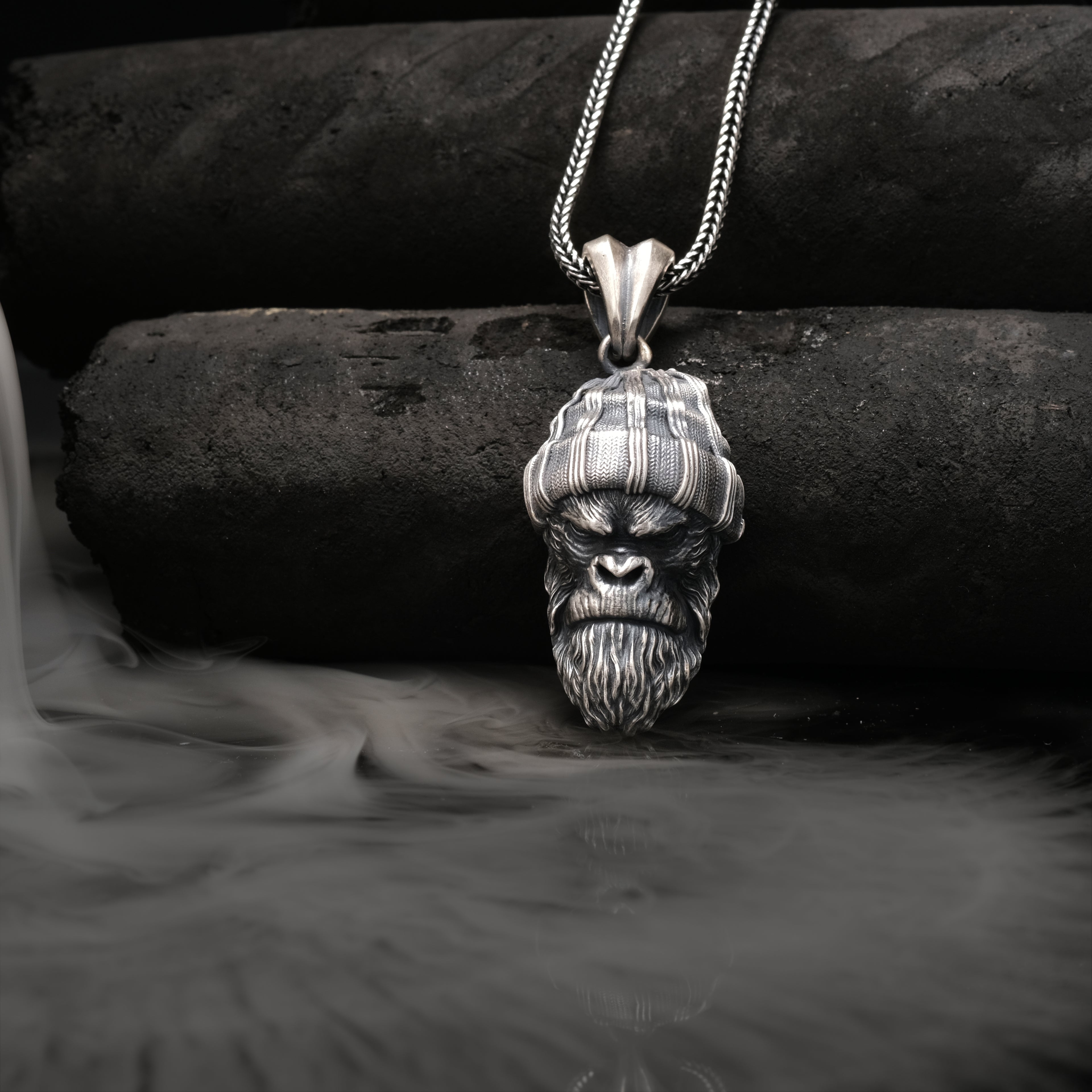 925 Ayar Gümüş Goril Kolye: El Yapımı Oksitli Erkek Kolyesi