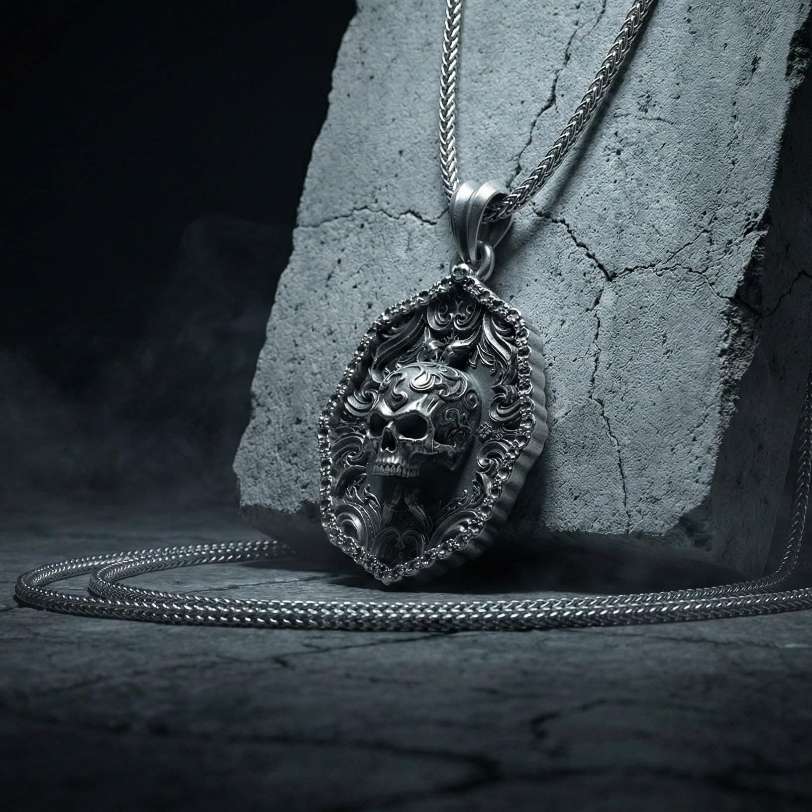 Süslemeli Kafatası Kolye Ucu Oksitlenmiş Gümüş Gotik Tarzı Gösterişli Takı