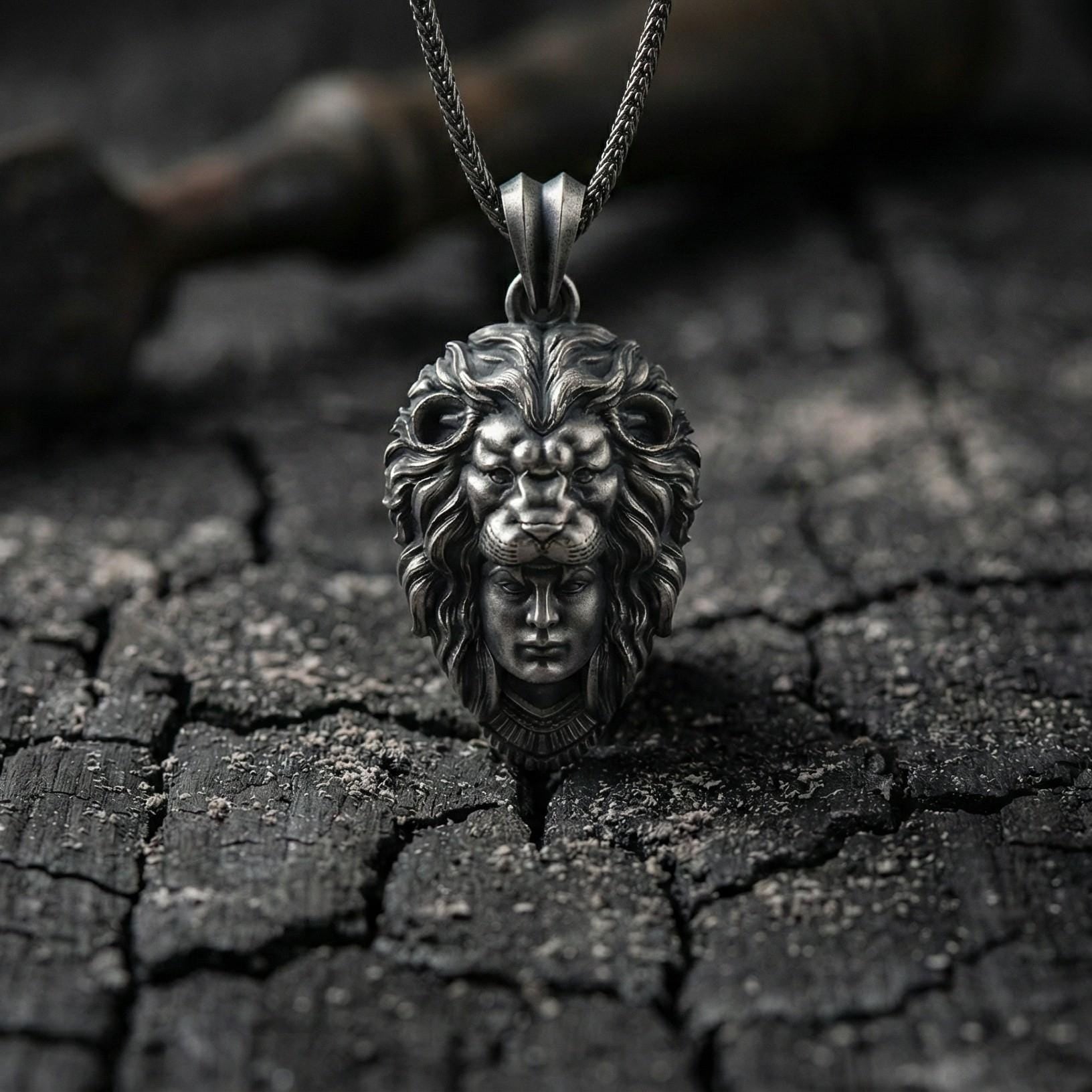 Aslan Başı Takan Avcı Kolye Ucu, Oksitlenmiş Gümüş Takı