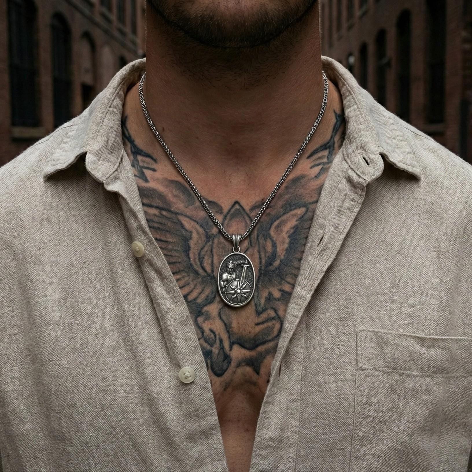 Roma Gladyatör Kolye Ucu Oksitlenmiş Gümüş Savaşçı Kalkanı Şeklinde Takı