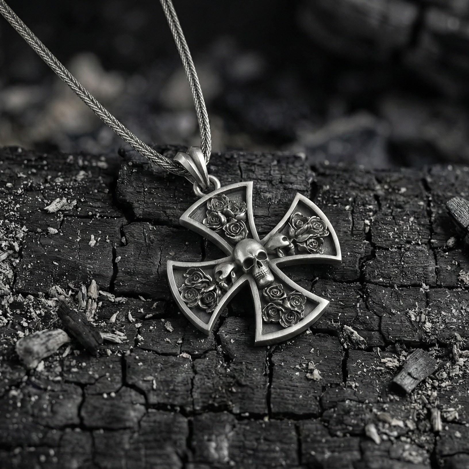 Oksitlenmiş Gümüş Kafatası Ve Gül Detaylı Haç Kolye