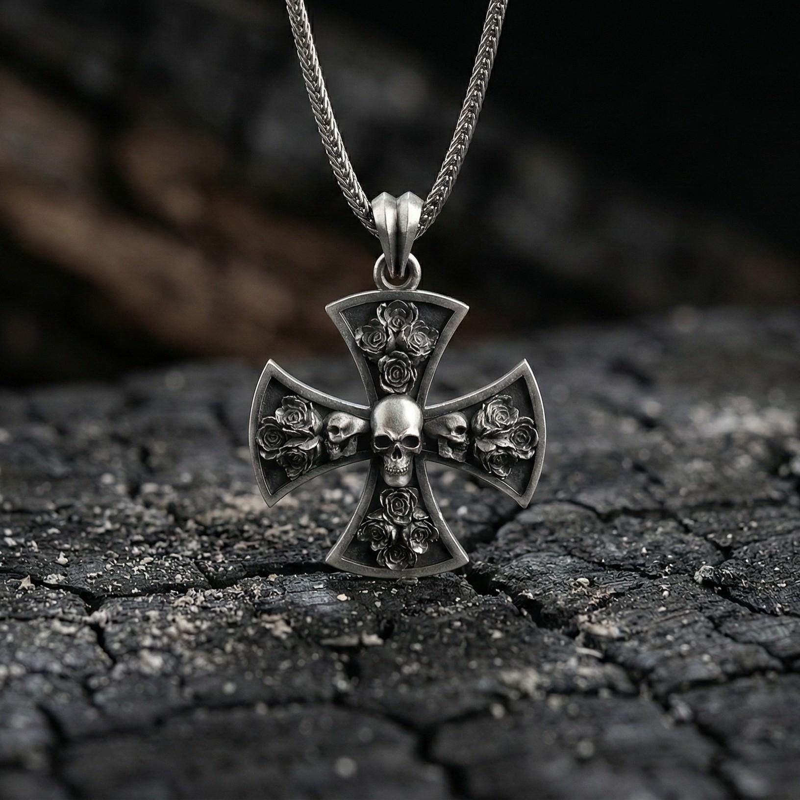 Oksitlenmiş Gümüş Kafatası Ve Gül Detaylı Haç Kolye